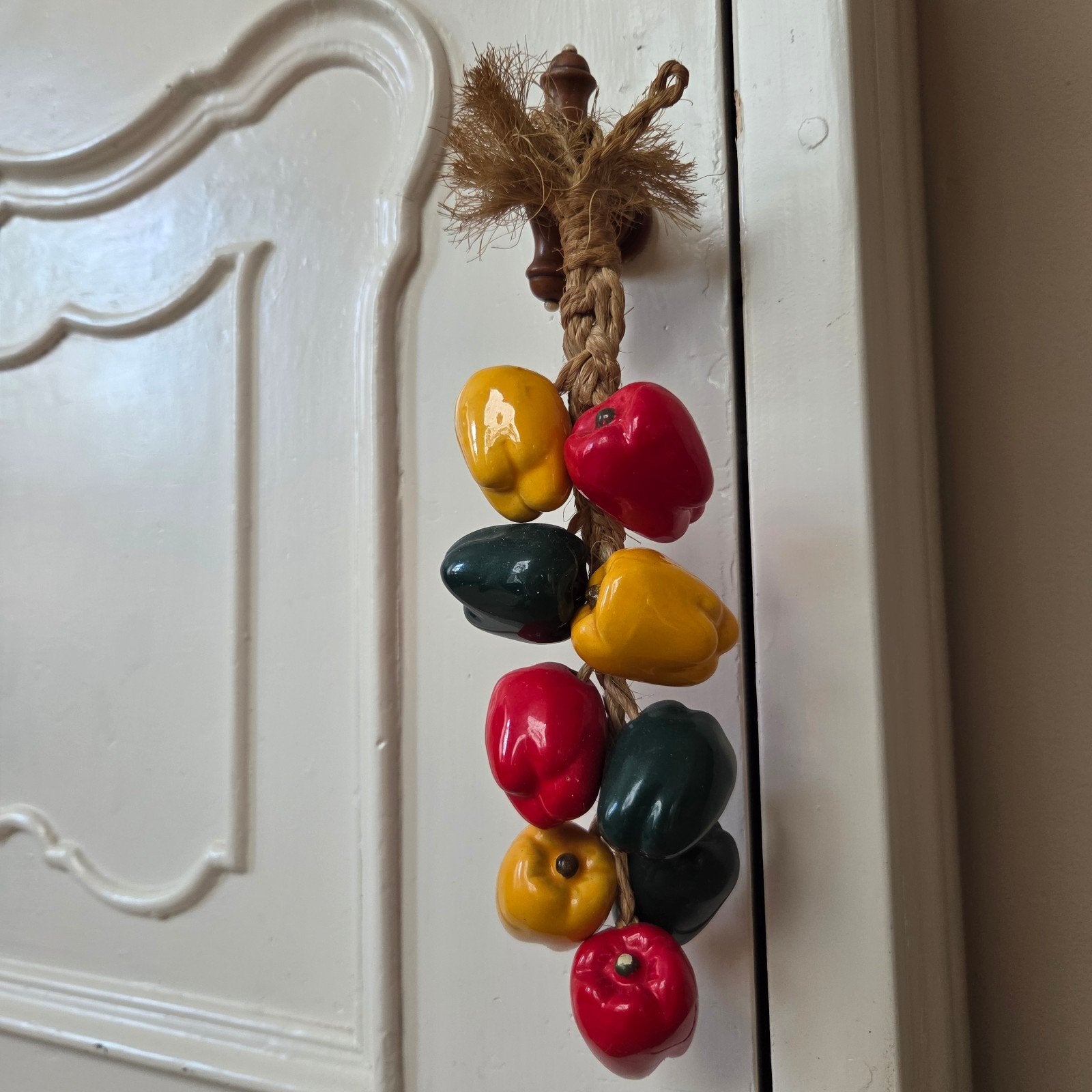 Decoratieve barbotine aardewerk paprika's aan koord, Antiek en Kunst, Ophalen of Verzenden