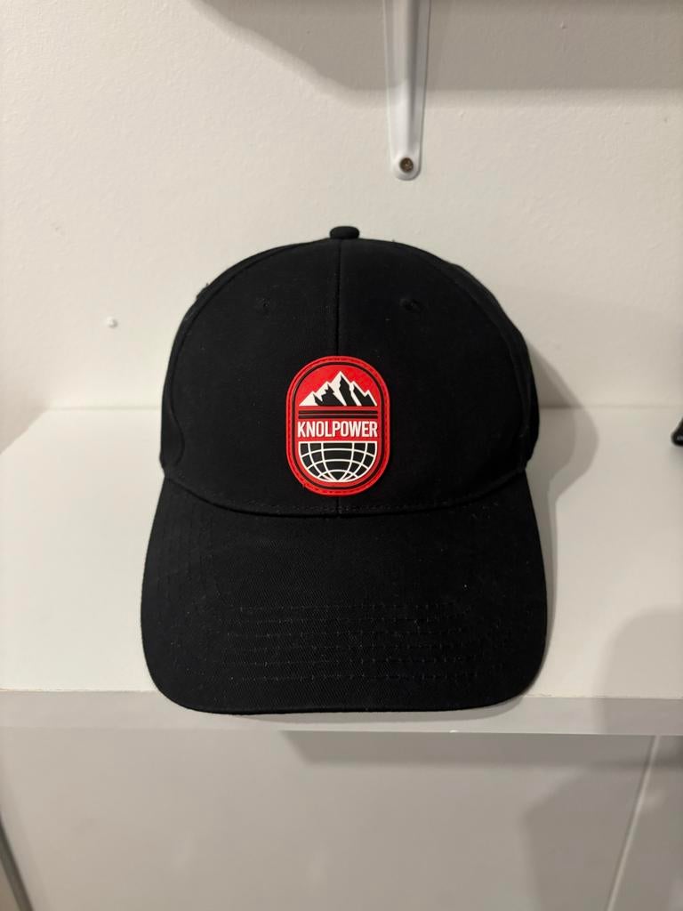 MOET WEG: Zwarte Knolpower Pet met Rood Logo, Ophalen of Verzenden, Nieuw, One size fits all, Pet