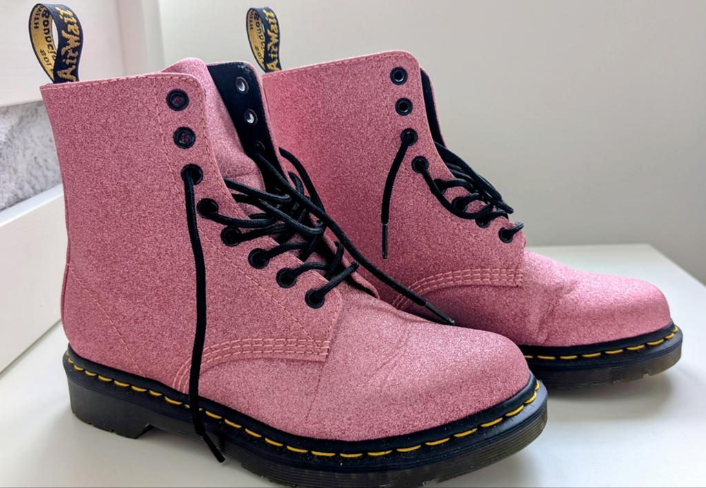 Splinternieuwe Dr Martens roze glitter (Pascal) maat 39, Kleding | Dames, Schoenen, Ophalen of Verzenden, Nieuw, Roze