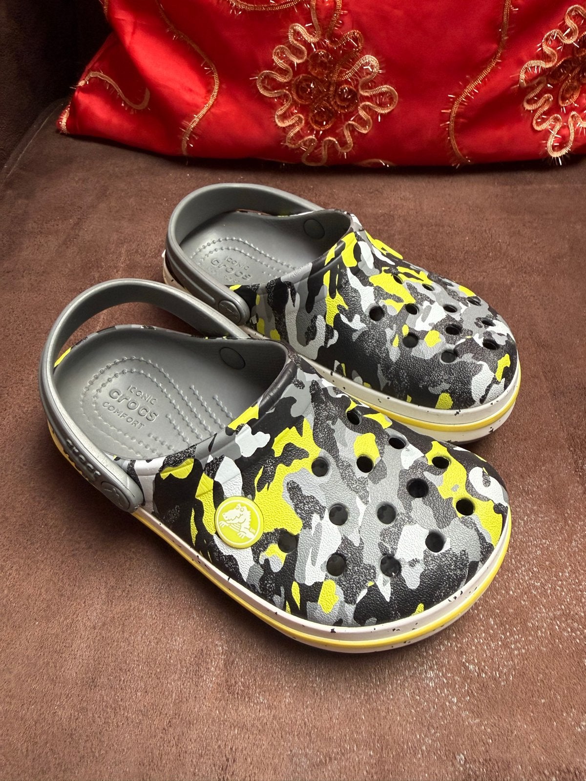 Nieuwe Crocs Klompen Camouflage Geel Grijs Zwart - Maat 10, Schoentjes, Jongetje of Meisje, Nieuw, Ophalen of Verzenden