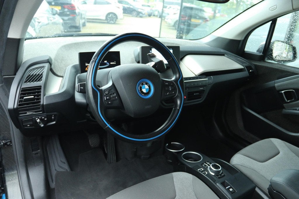 BMW I3 BASIS 120AH 42KWH SOH 94% | NAVI | ORIG NL | PDC | LE, Auto's, BMW, Automaat, 4 stoelen, 258 min, Wit