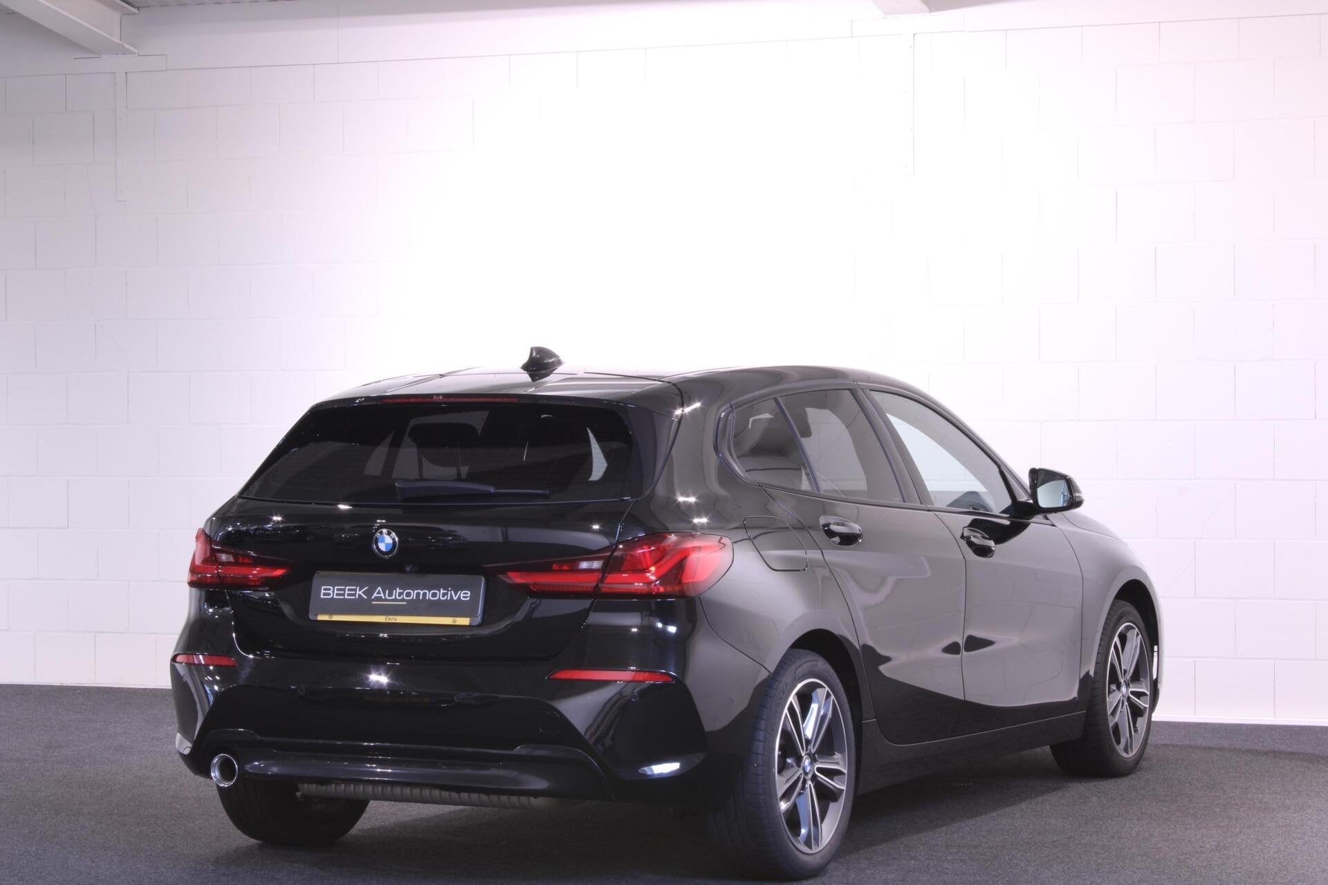 BMW 1-serie 118i Sport | CAMERA | H/K | CarPlay | TRKHAAK |, 136 pk, Gebruikt, Met garantie (alle), Verwarmde buitenspiegels