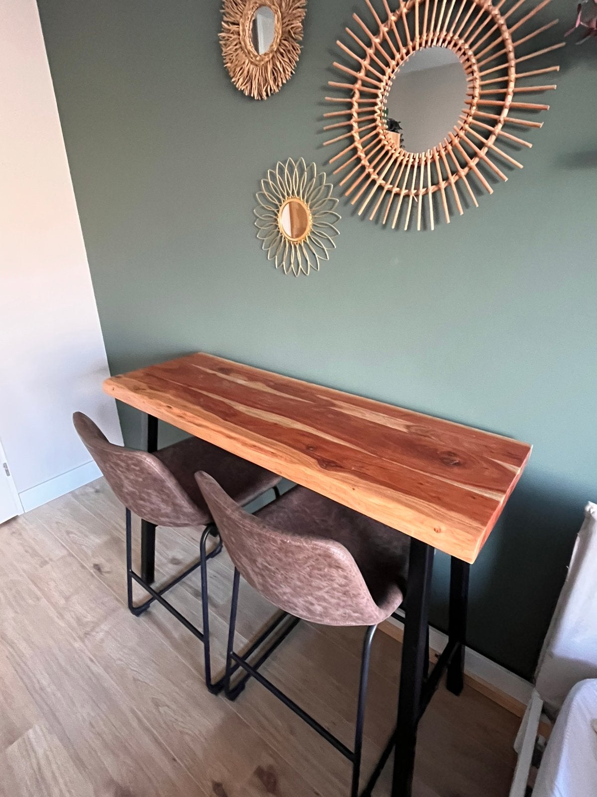 Bartafel met massief houten blad en 2 krukken, Ophalen, Zo goed als nieuw