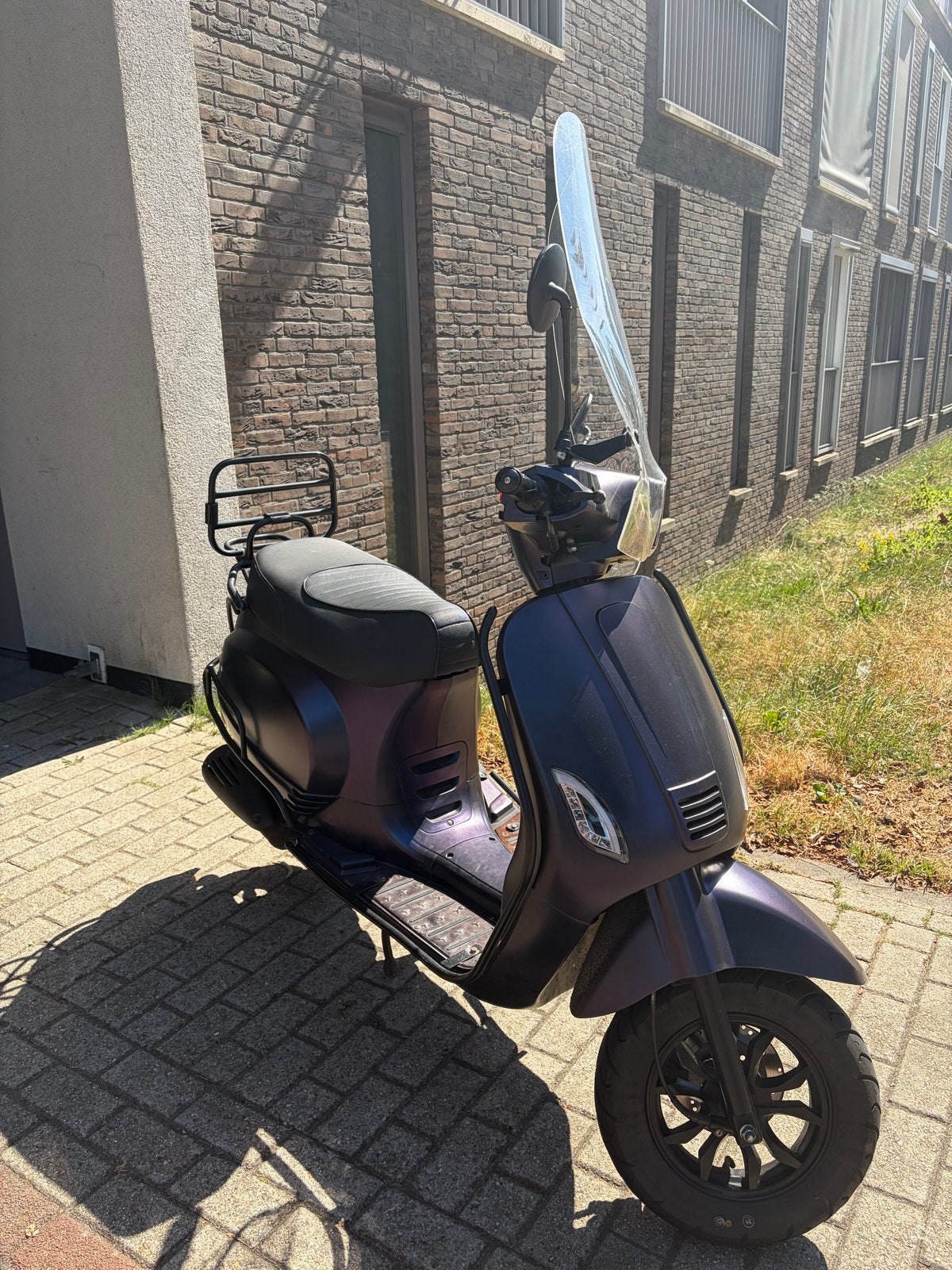 Vespa look a like - Paars - Goed onderhouden, Fietsen en Brommers, Scooters | Vespa, Ophalen, Gebruikt, Overige modellen, Maximaal 45 km/u