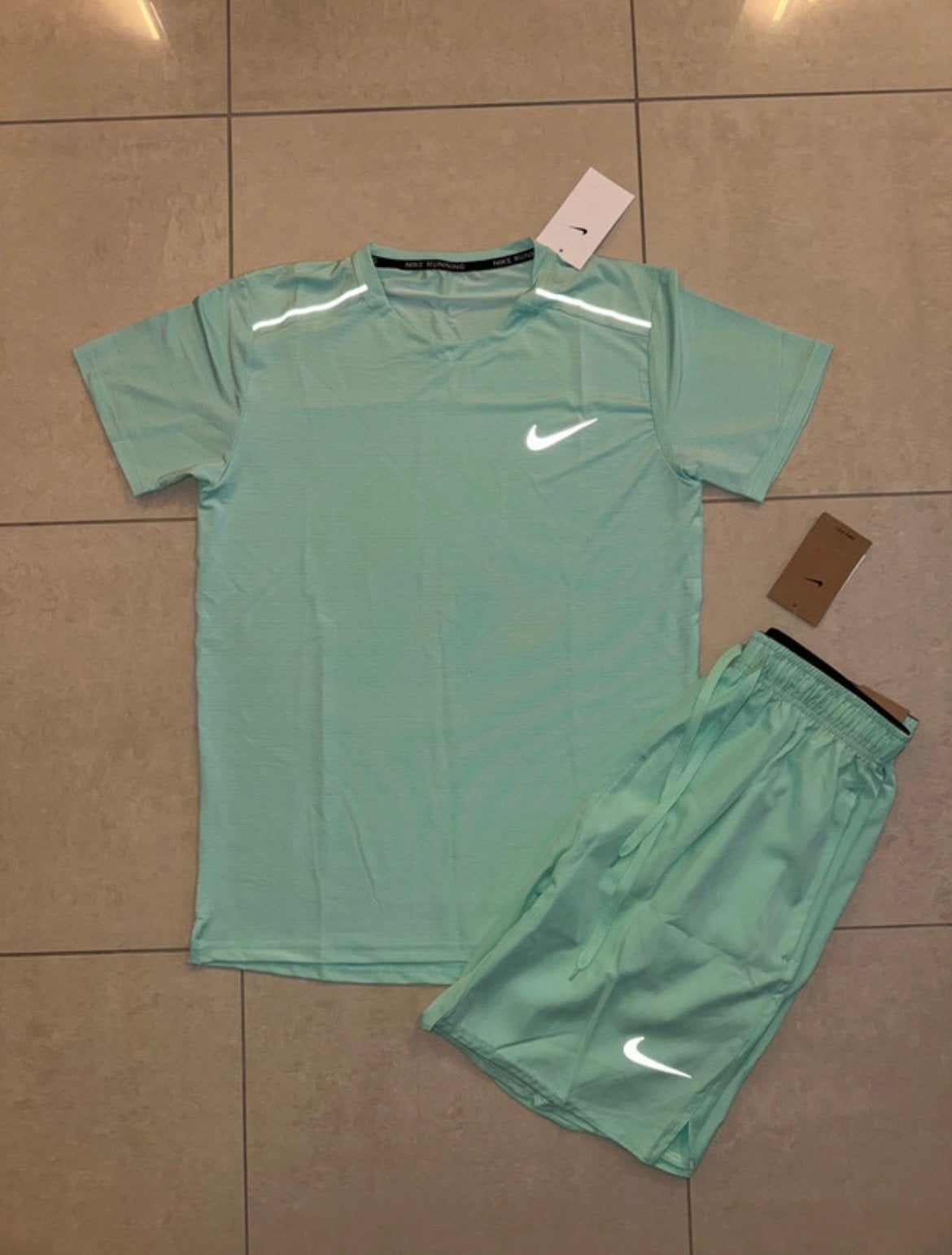 Sportset: Nike Dri-FIT hardloopset mintgroen ‍️, Maat 52/54 (L), Nieuw, Ophalen of Verzenden, Groen