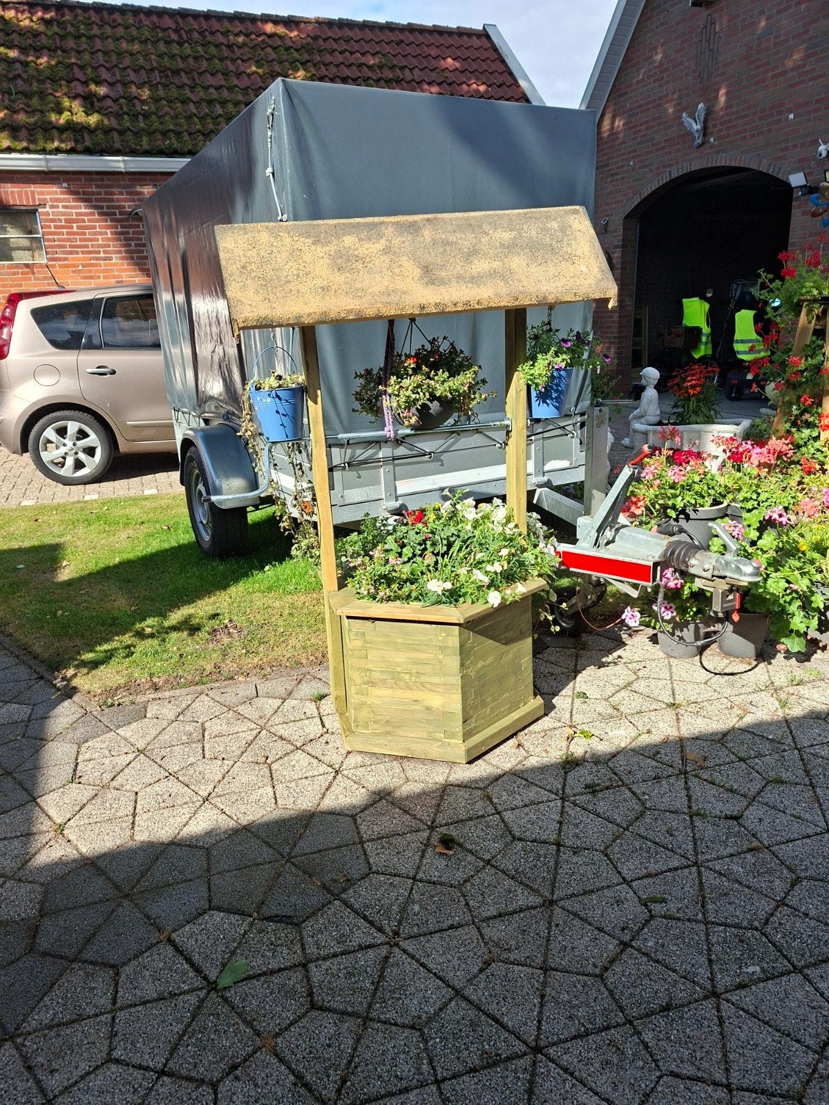 Decoratieve waterput bloembak met bloemen en emmer, Gebruikt, Minder dan 60 cm, Ophalen of Verzenden, Overige vormen