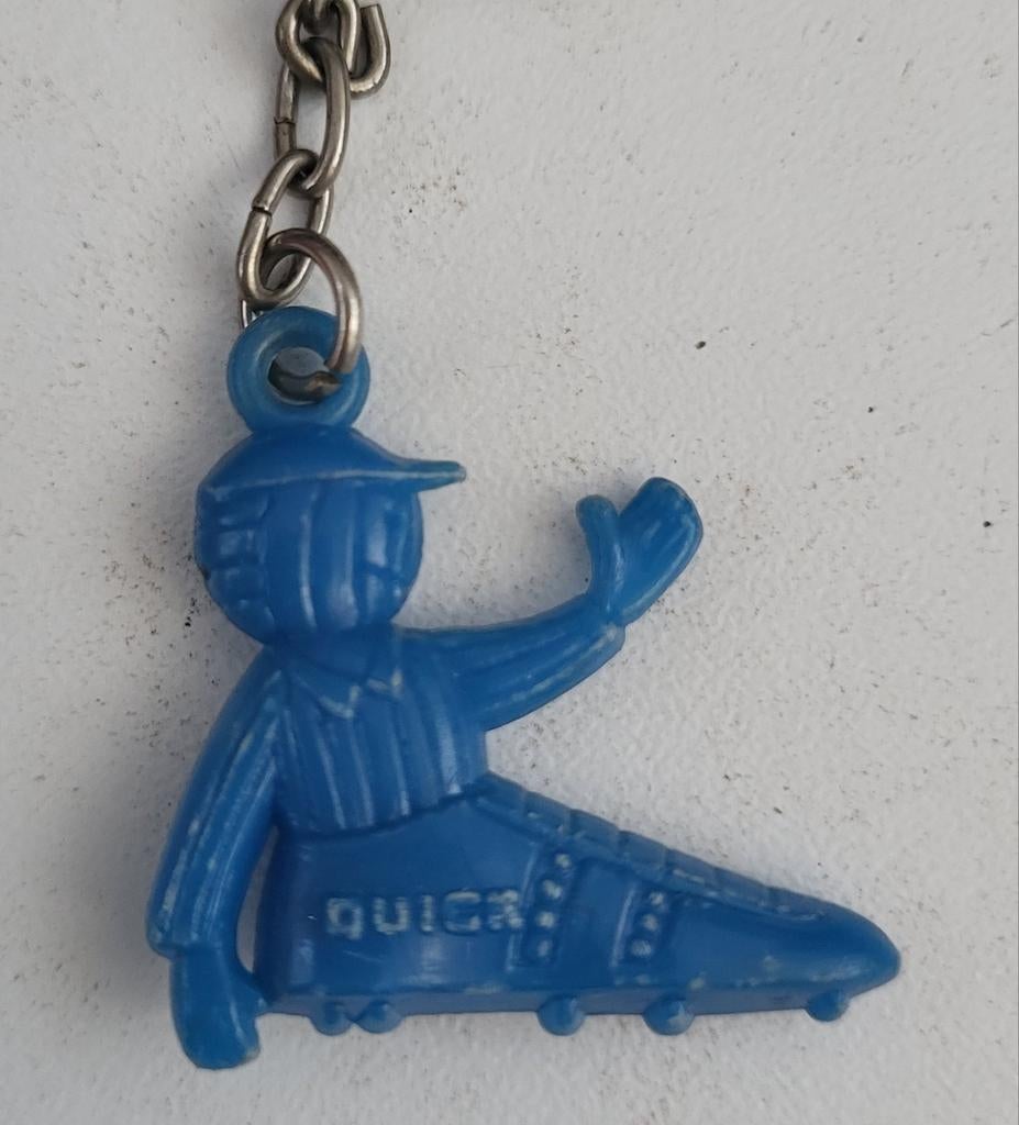 Vintage Quick Sleutelhanger Voetballer Voetbalschoen, Verzamelen, Sleutelhangers, Gebruikt, Sport, Ophalen of Verzenden