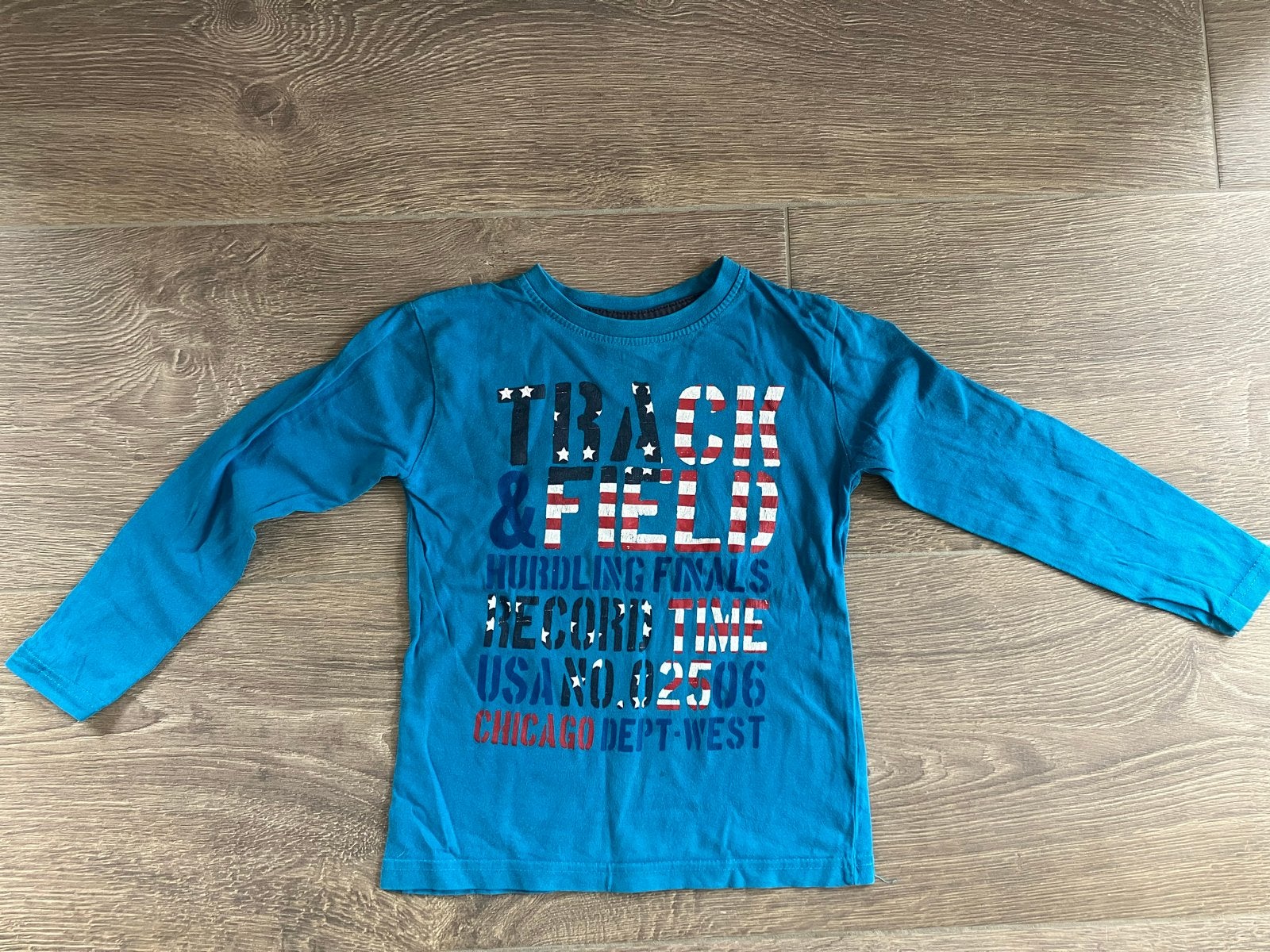 Blauw T-shirt lange mouw 'Track & Field' maat 104 110, Kinderen en Baby's, Kinderkleding | Maat 104, Ophalen of Verzenden, Gebruikt