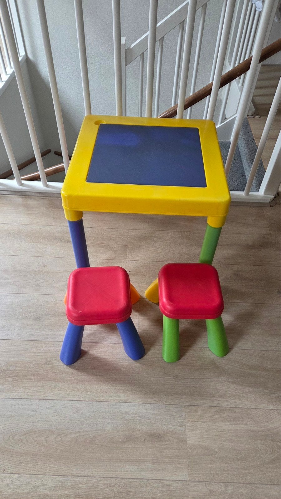 Kindertafel met 2 stoeltjes en opbergbak, Ophalen, Gebruikt, Tafel(s) en Stoel(en)