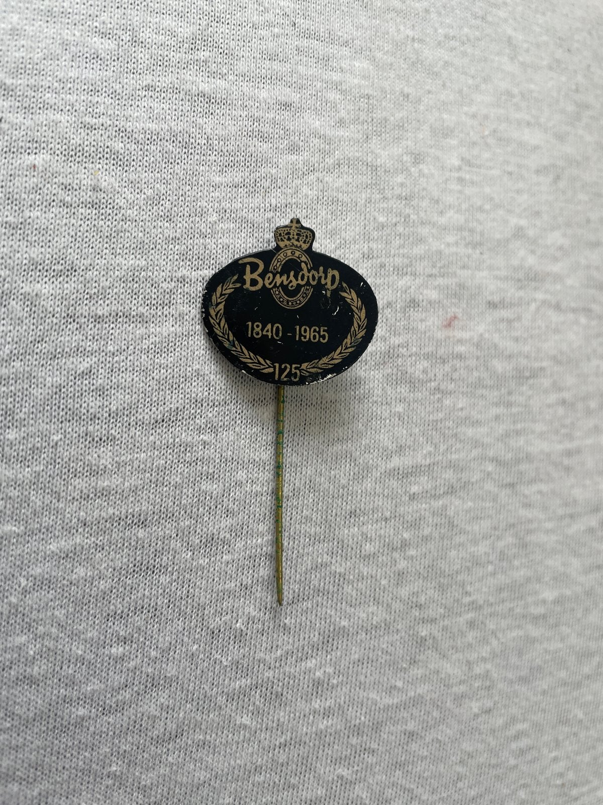 Vintage Bensdorp 125 Jaar Jubileum Speldje 1840-1965, Verzamelen, Speldjes, Pins en Buttons, Ophalen of Verzenden, Gebruikt, Merk