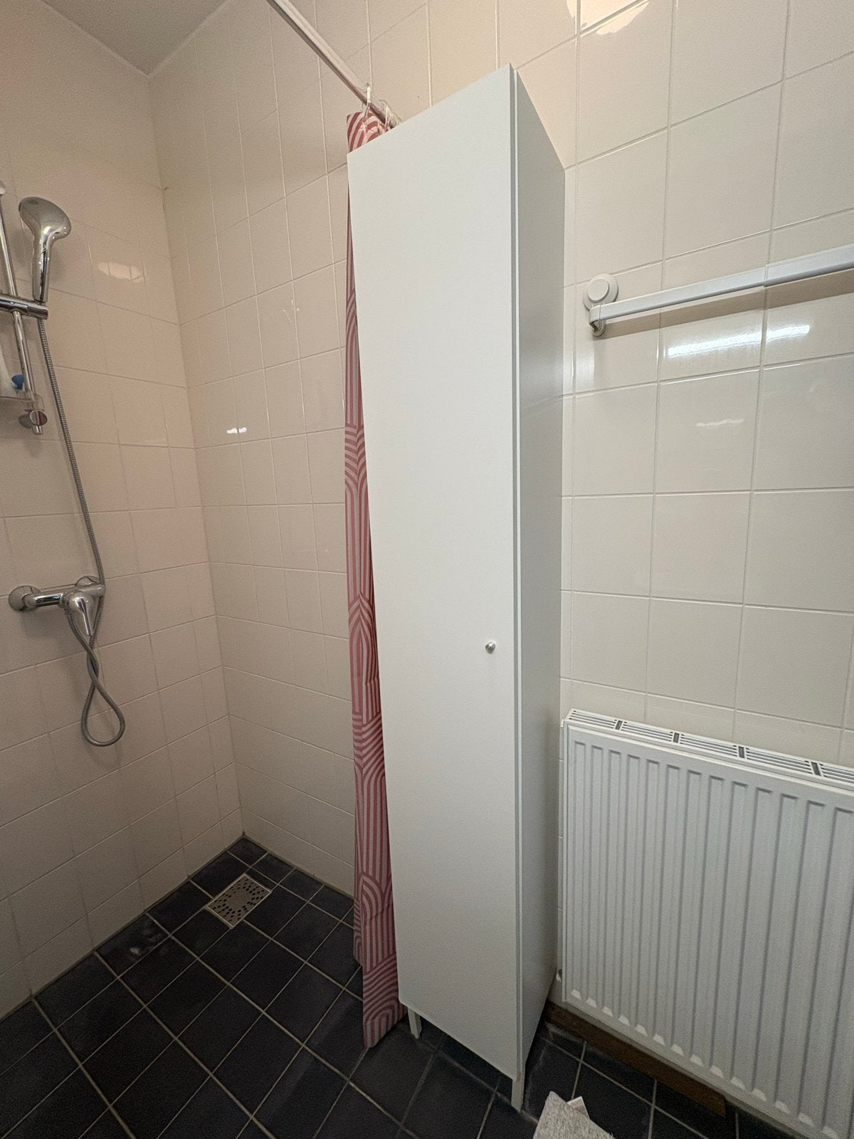 Gratis: Witte smalle kast voor badkamer of berging, Huis en Inrichting, Kasten | Overige, Ophalen, Gebruikt