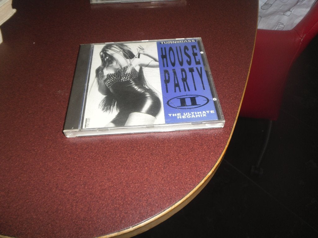 cd turn up the bass, houseparty, the ultimate megamix, Cd's en Dvd's, Cd's | Dance en House, Ophalen of Verzenden, Zo goed als nieuw