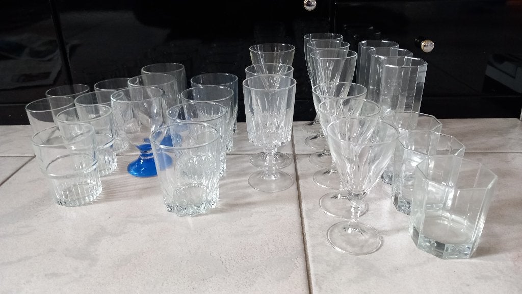 Uitzet - Keuken A - pakket met 28 + 2 drinkglazen - €10, Verzamelen, Glas en Borrelglaasjes, Ophalen of Verzenden, Zo goed als nieuw