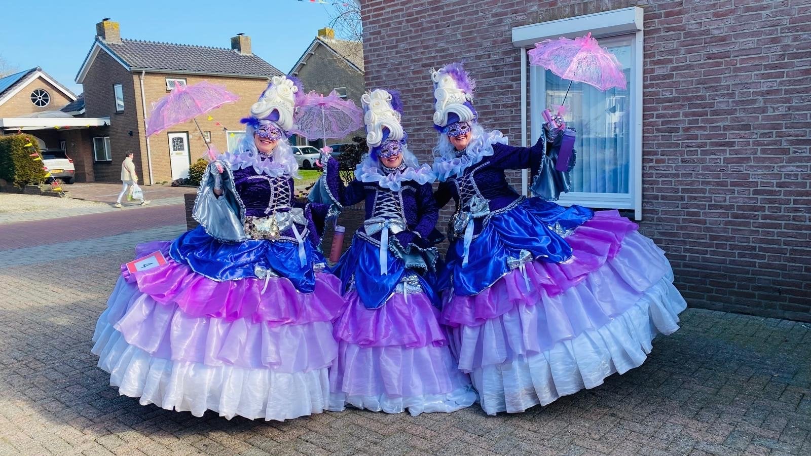 Carnavalskleding: Barokke jurken met foampruiken, Kleding | Dames, Carnavalskleding en Feestkleding, Ophalen, Carnaval, Maat 42/44 (L)