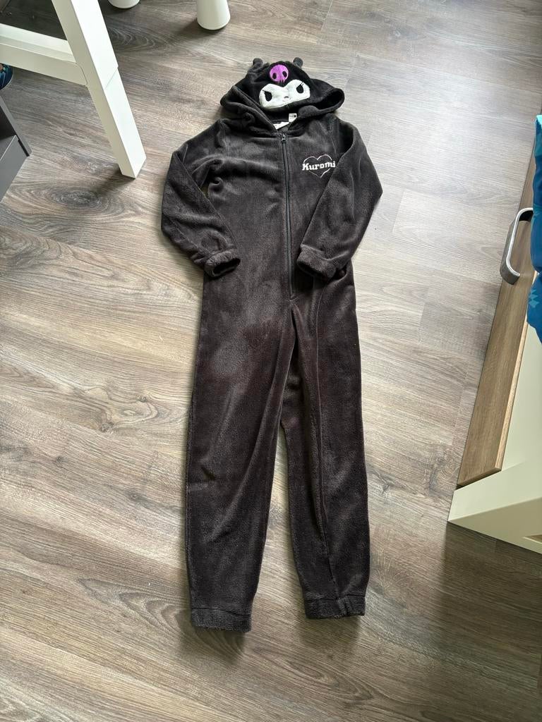 Zwarte Kuromi onesie H&M maat 134/140, Ophalen of Verzenden, Zo goed als nieuw, Meisje, Nacht- of Onderkleding