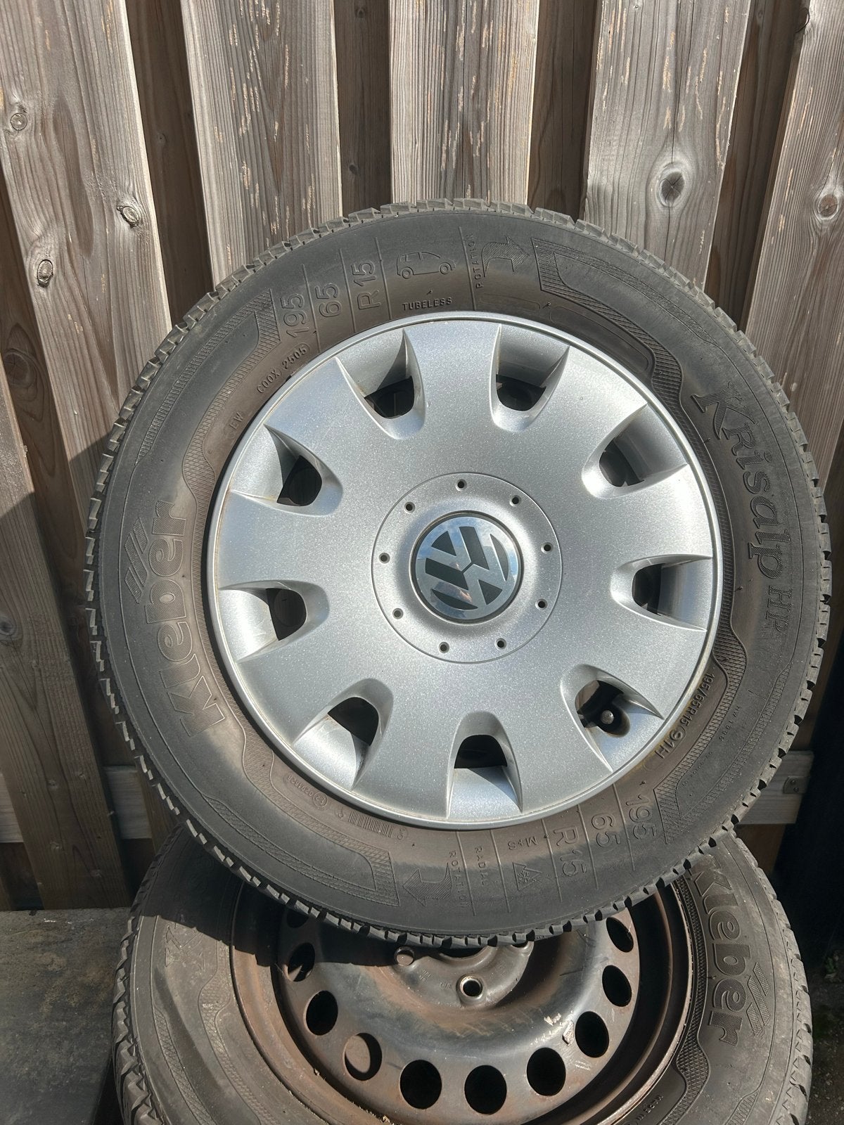 4 Winterbanden met velgen en VW doppen 195/65R15, Ophalen, Gebruikt, 15 inch, Banden en Velgen