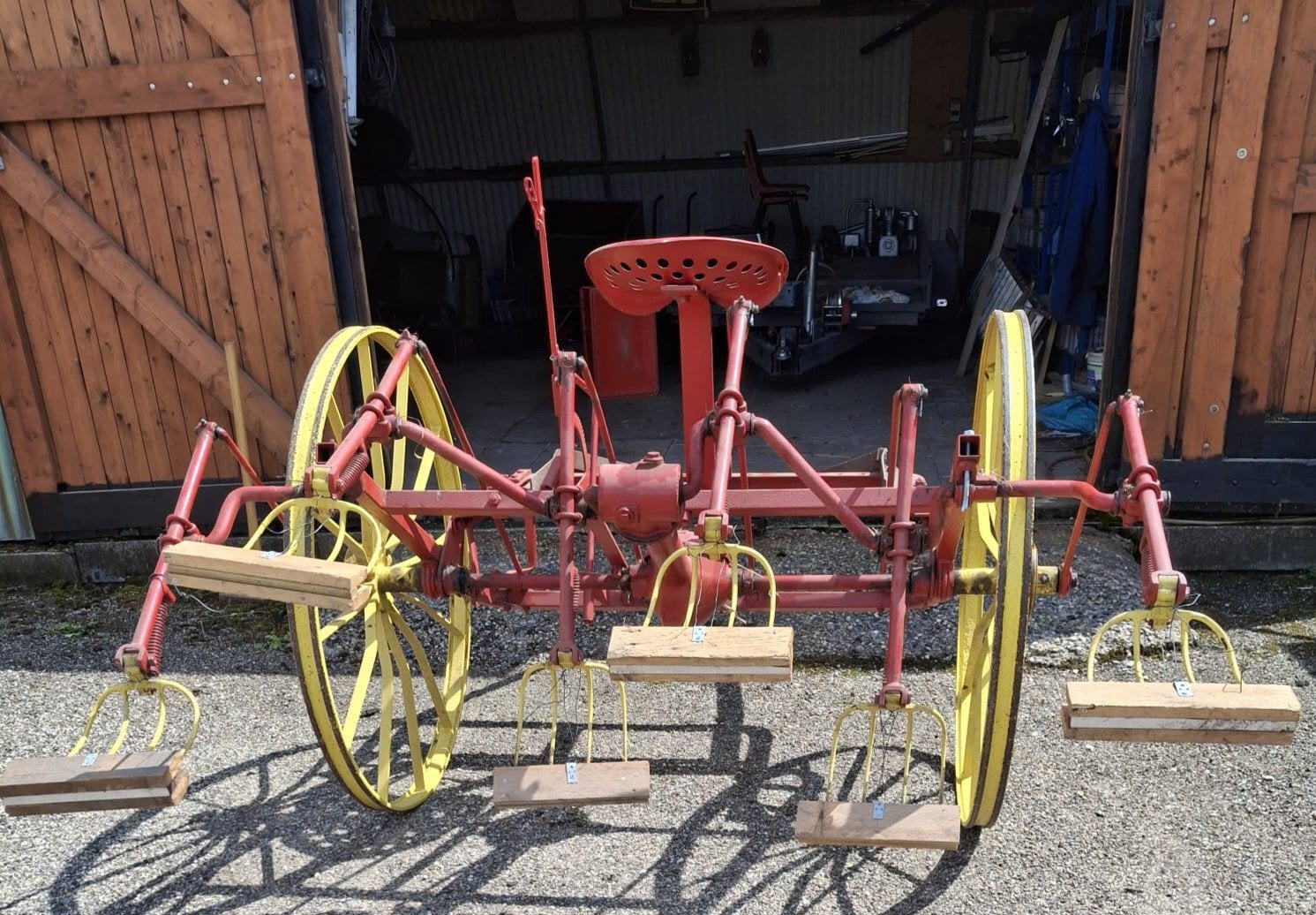 Nostalgie:goed werkende Hooischudder:achter paard of tractor, Ophalen