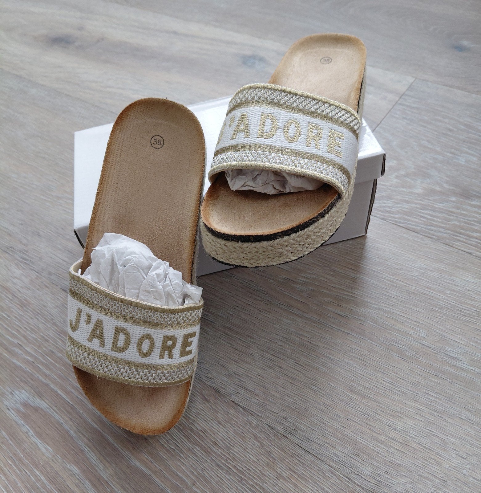 Nieuw beige gouden J 'adore slippers maat 38, Slippers, Beige, Nieuw, Ophalen of Verzenden