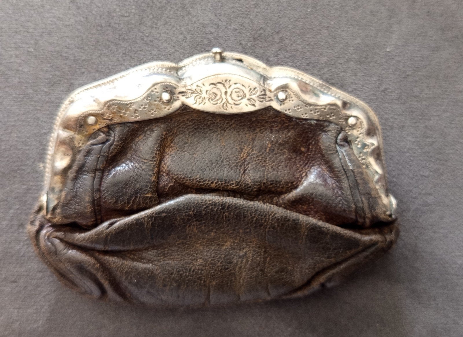 Oud beursje met zilveren sluiting en zilvermerkjes, Antiek en Kunst, Ophalen of Verzenden