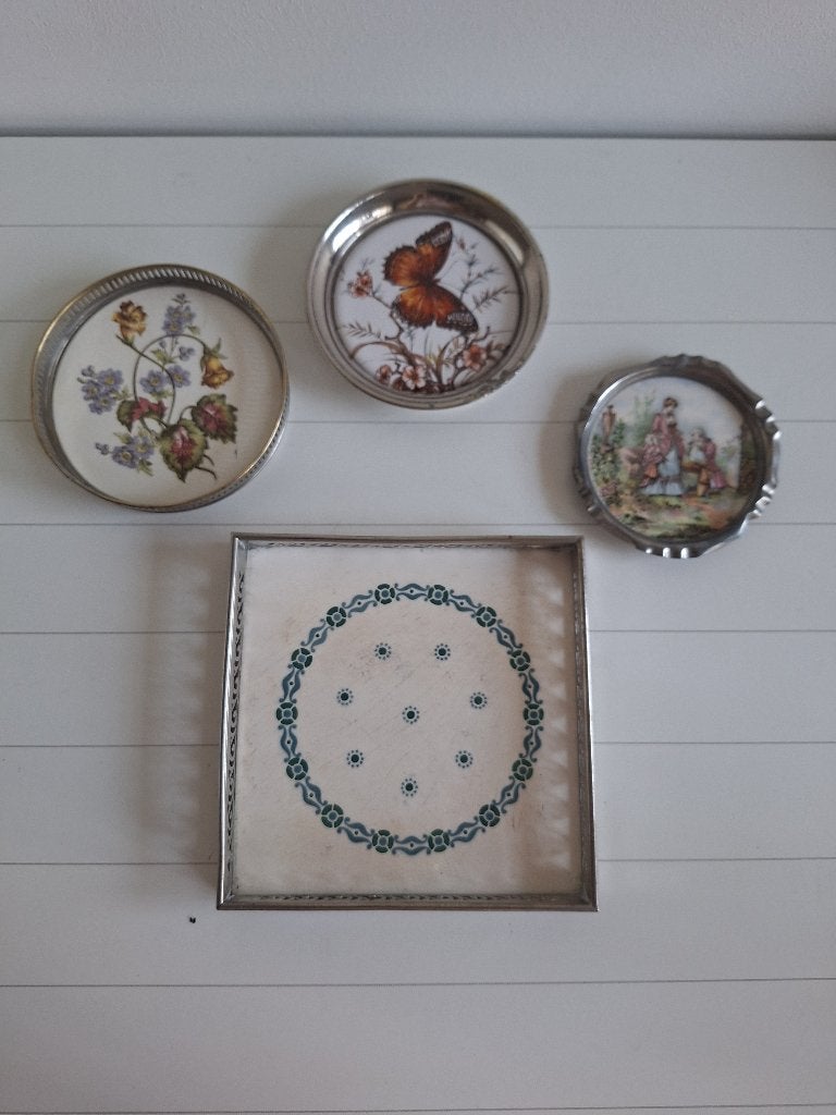 4 onderzetters, porselein met metaal/verzilverd armatuur, Antiek en Kunst, Ophalen of Verzenden