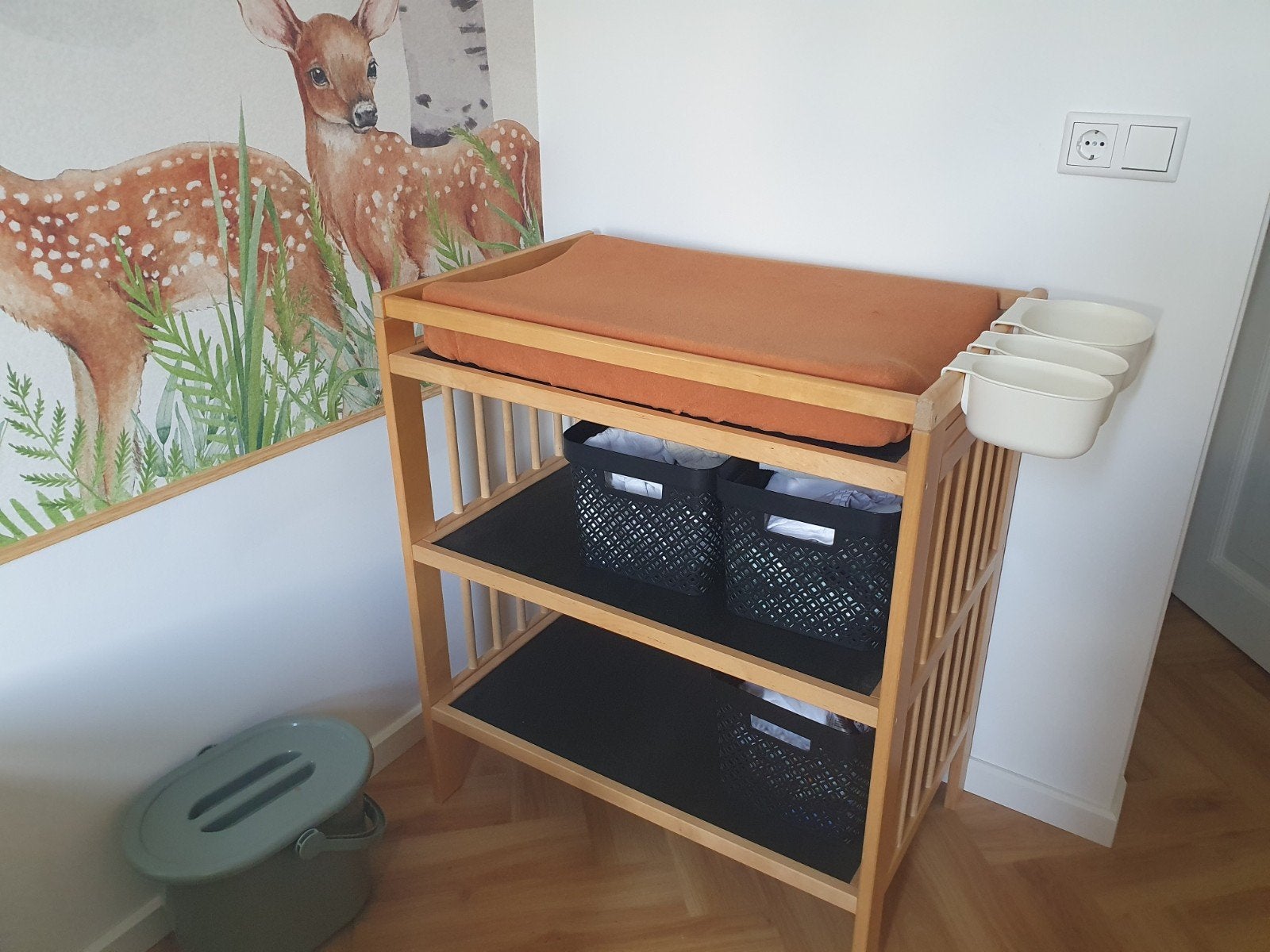 Mooie houten Commode met aankleedkussen en opbergbakjes, Kinderen en Baby's, 50 tot 70 cm, Ophalen of Verzenden, Opstaande rand