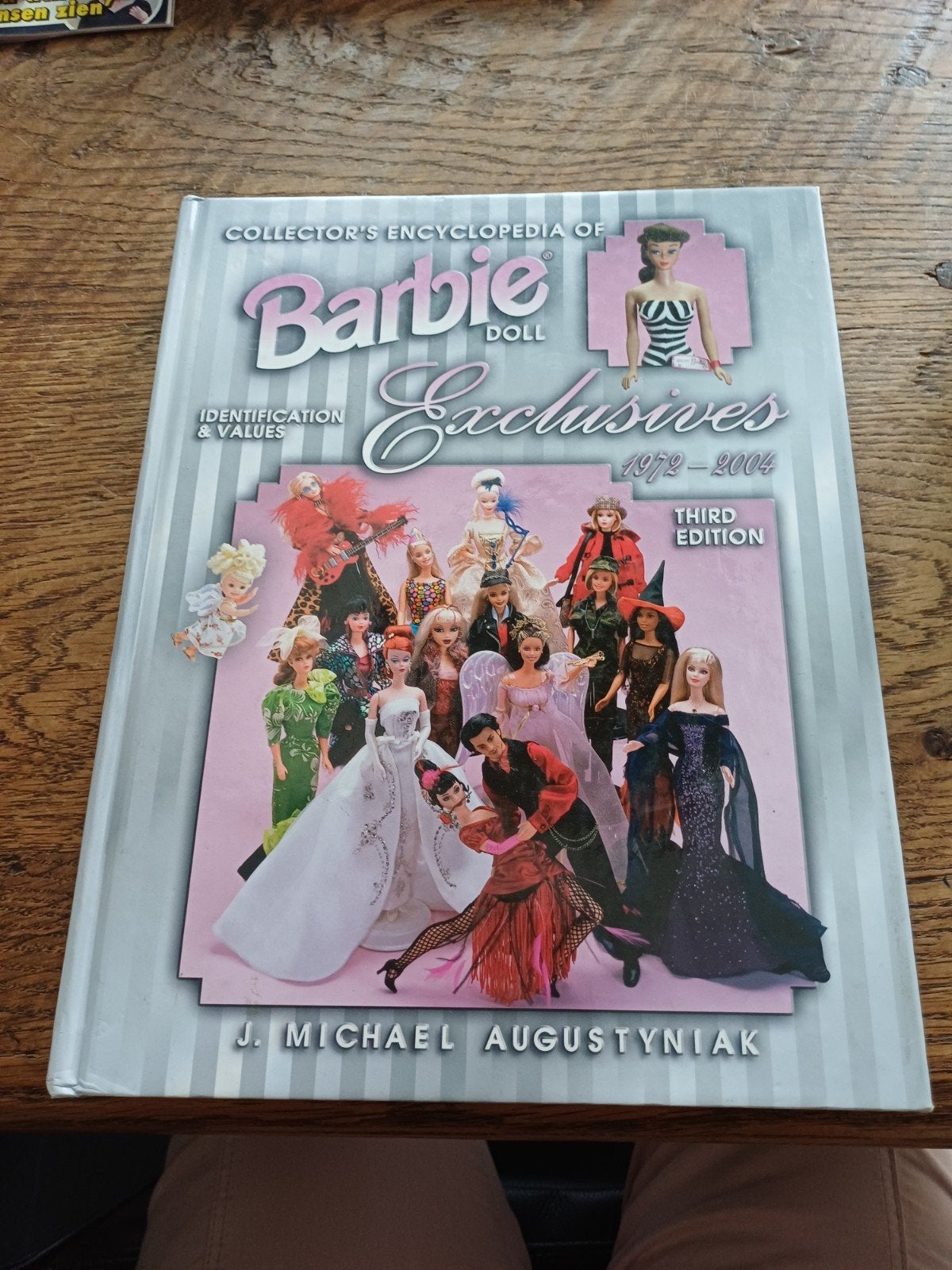 Boek Barbie DOLL UIT 1972 -2004, Verzamelen, Ophalen of Verzenden, Zo goed als nieuw