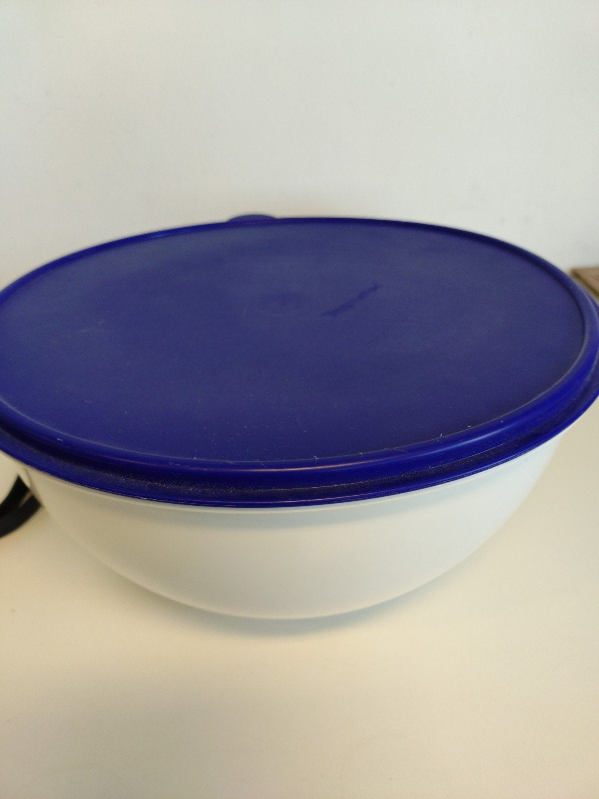 Tupperware kom met deksel - Wit met blauw, Huis en Inrichting, Gebruikt, Tupperware, Ophalen of Verzenden, Met deksel