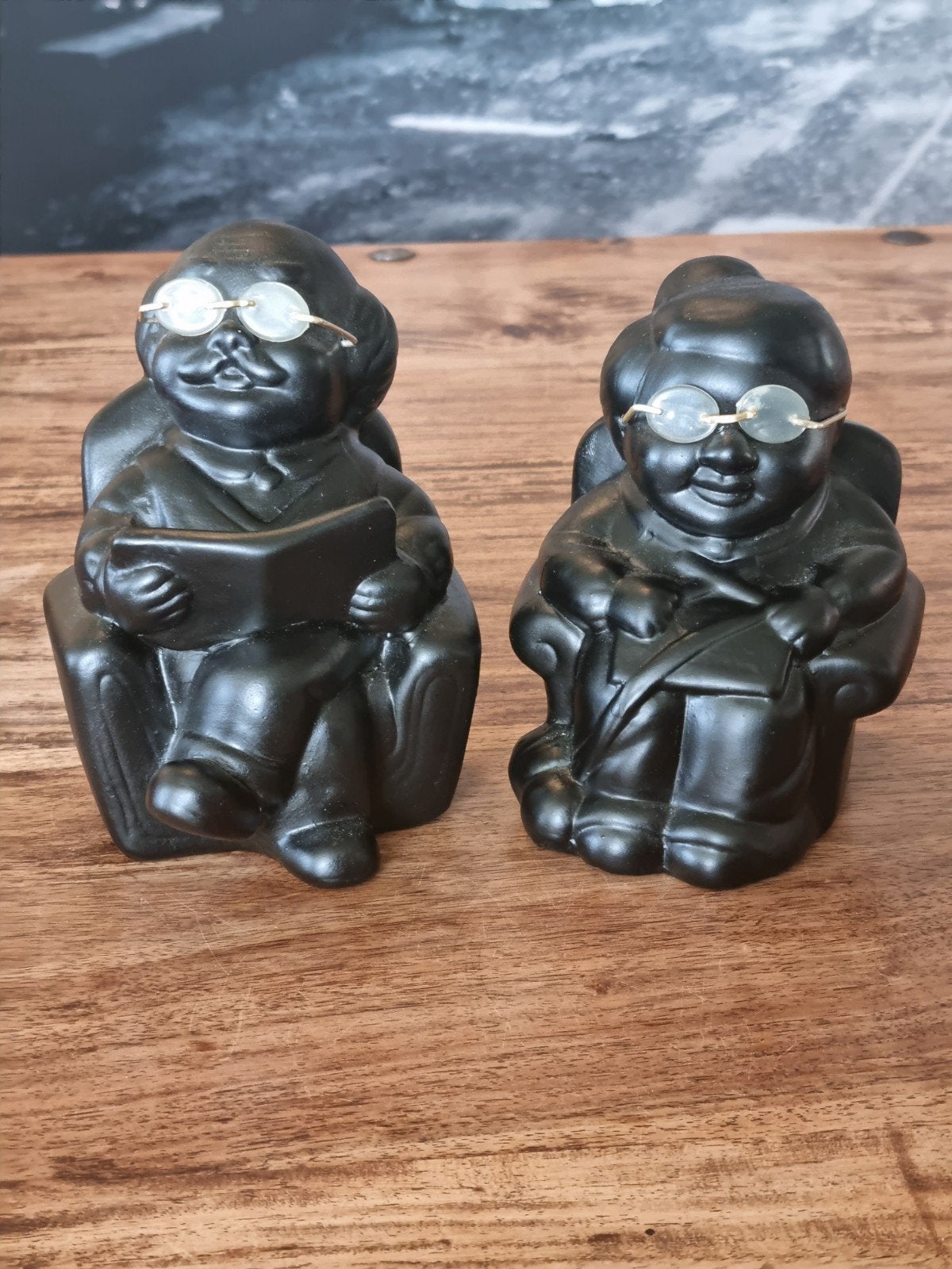 Spaarpotten oud stel lezend in stoel met bril, Verzamelen, Ophalen of Verzenden, Zo goed als nieuw