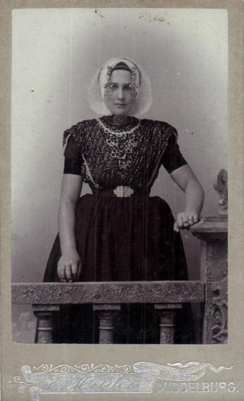 CDV - Dame in Zeeuwse klederdacht - E.Helder -Middelburg, Gebruikt, Foto, Klederdracht, Ophalen of Verzenden