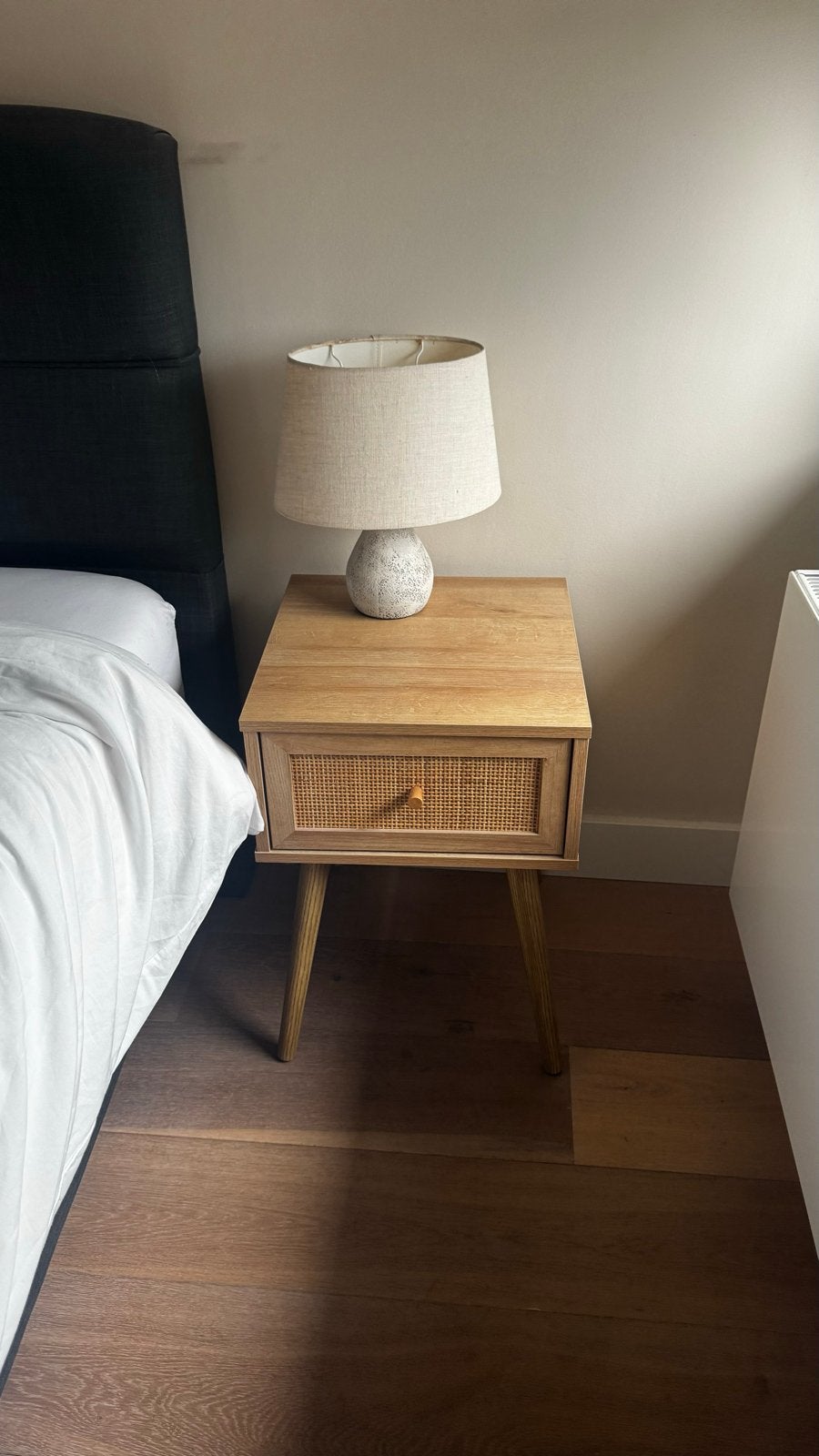 Nachtkastje met lade en rotan detail, Huis en Inrichting, Slaapkamer | Nachtkastjes, Ophalen, 55 tot 70 cm, Zo goed als nieuw