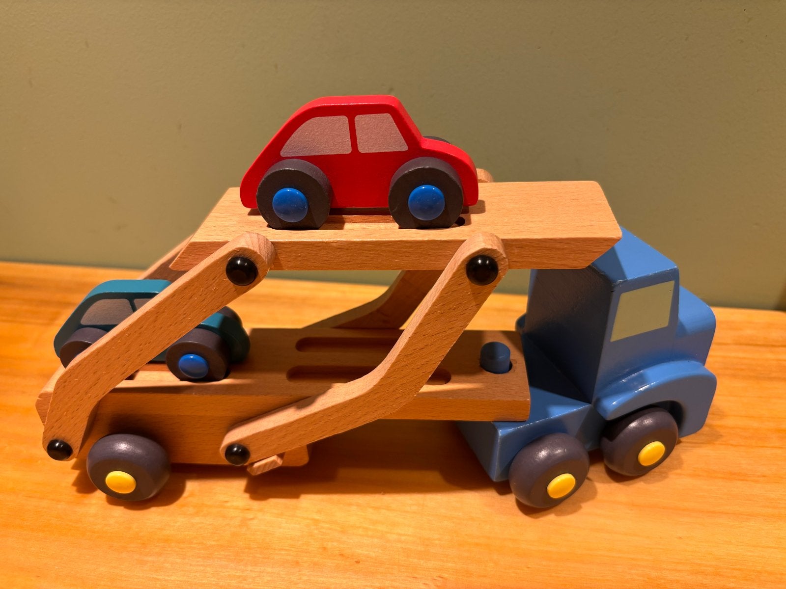 Houten autotransporter met auto's Ikea, Ophalen, Zo goed als nieuw, Rij- of Hobbelspeelgoed