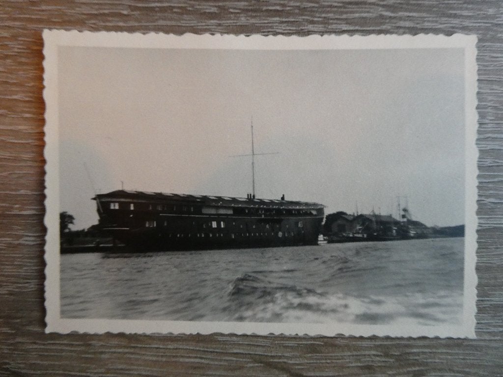 Foto van een Nederlands logementschip in Den Helder., Verzamelen, Militaria | Tweede Wereldoorlog, Ophalen of Verzenden, Marine