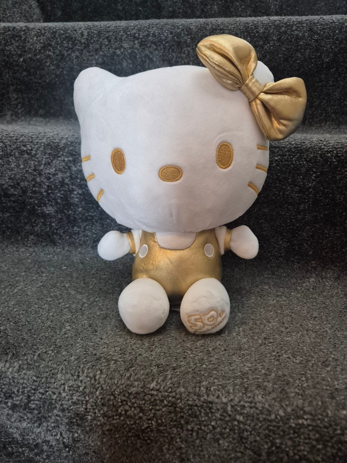 Goude hello kitty knuffel 50th anniversary, Zo goed als nieuw, Middelgroot (20 tot 80 cm), Hello Kitty, Goud