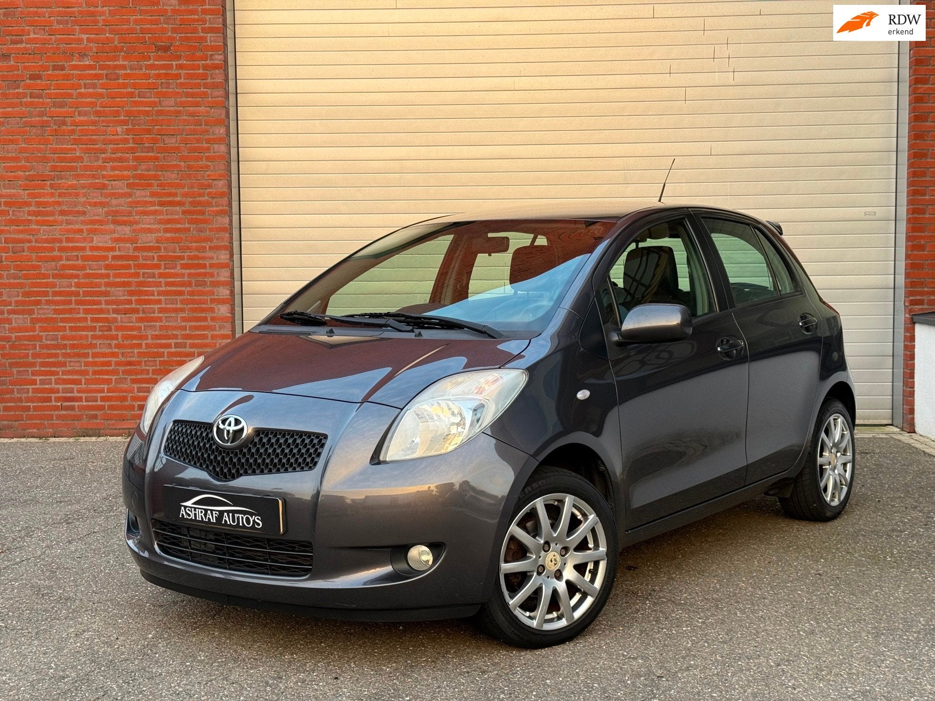 Toyota Yaris 1.3 VVTi Sol | AIRCO | NEW APK | LEER | SCHAKEL, Auto's, Dealer onderhouden, 40 €/maand, Zwart, 4 cilinders