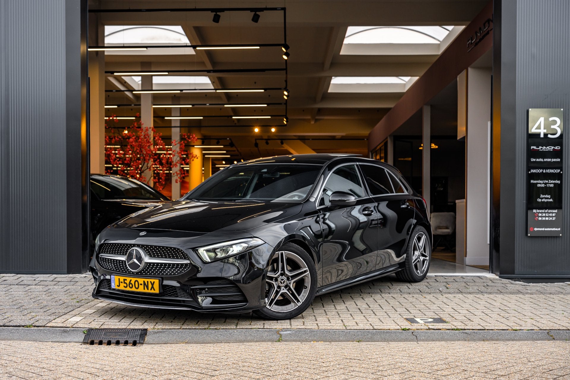 Mercedes-Benz A-klasse 200 Business Solution AMG|Pano|Carpla, Adaptive Cruise Control, Gebruikt, 4 cilinders, Leder en Stof