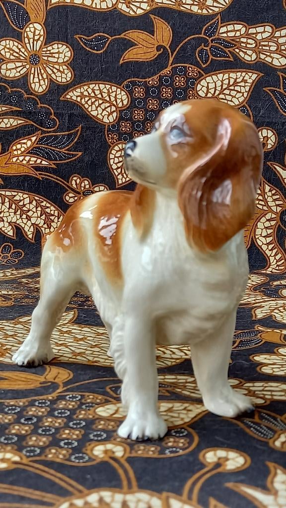 Oud beeldje uit Engeland van een King Charles spaniel 21 cm., Antiek en Kunst, Ophalen of Verzenden