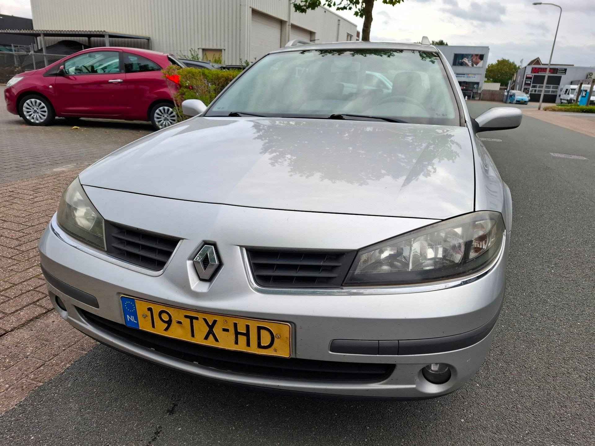 Renault Laguna Grand Tour 2.0-16V Business CLIMA/CRUISE/NAVI, Auto's, Voorwielaandrijving, Gebruikt, 4 cilinders, Automatische klimaatregeling