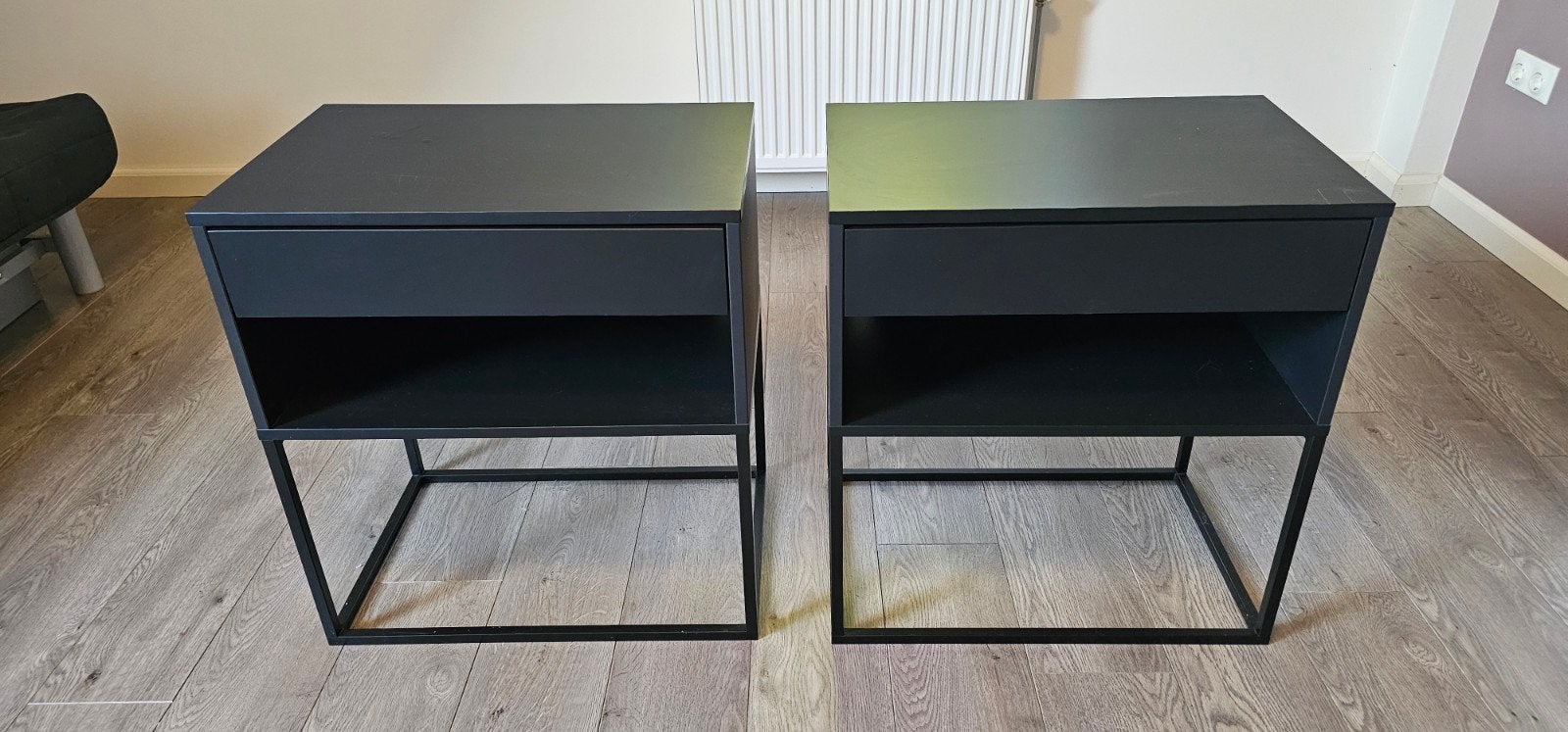 Set van 2 zwarte IKEA Vikhammer nachtkastjes (60x65cm), Ophalen, Overige materialen, Gebruikt, 55 tot 70 cm