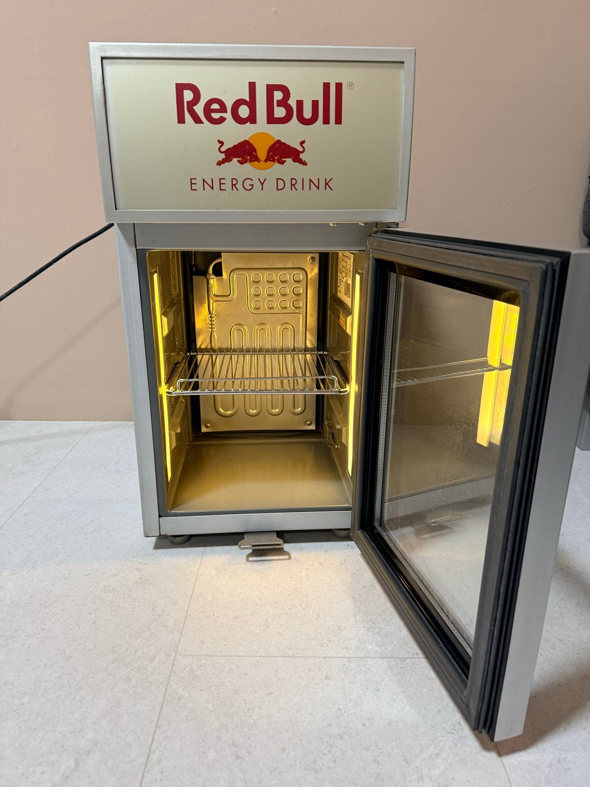 Red Bull Mini Koelkast - Perfect voor Drankjes, Ophalen, Minder dan 75 liter, Zonder vriesvak, Gebruikt