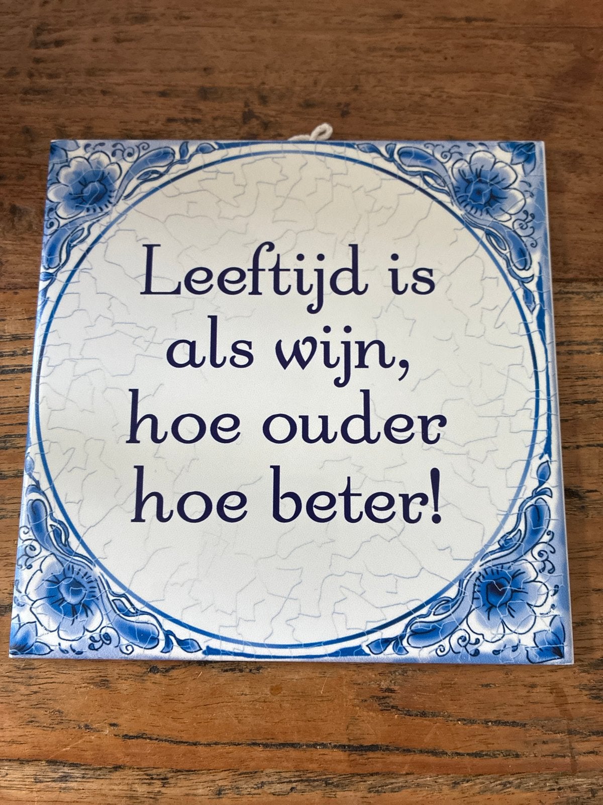 Delftsblauw Tegeltje met spreuk: Leeftijd is als wijn, Huis en Inrichting, Tegeltje, Ophalen of Verzenden, Zo goed als nieuw, Steen/keramiek