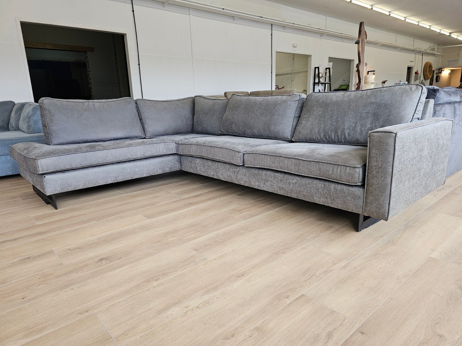 Grijze microvezel  hoekbank met u poot, 125 cm of meer, 125 cm of meer, Zo goed als nieuw, Info@homefriesland.nl