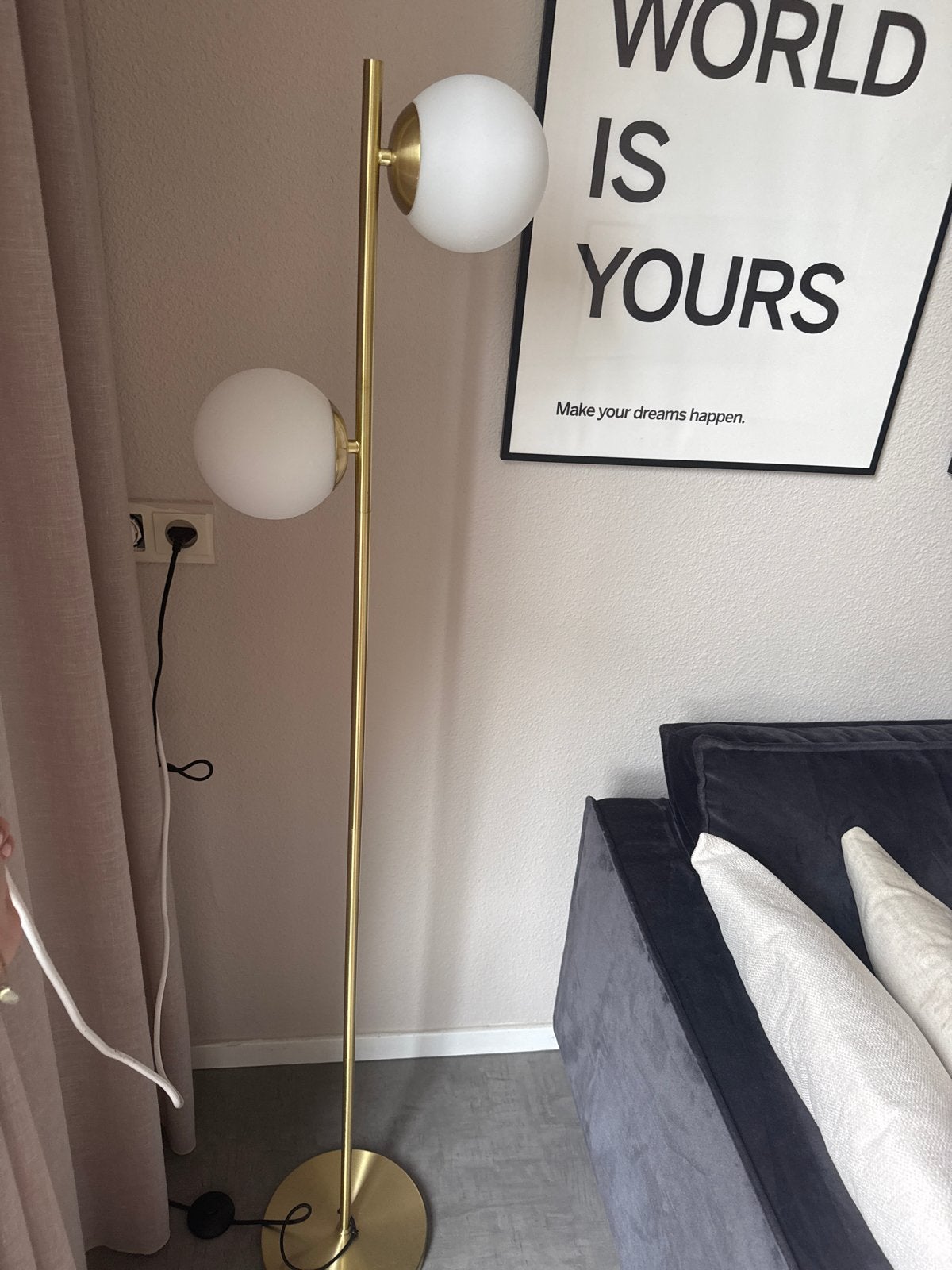 Moderne gouden vloerlamp met twee opalen bollen, E14 (klein), Ophalen of Verzenden, Zo goed als nieuw, Metaal