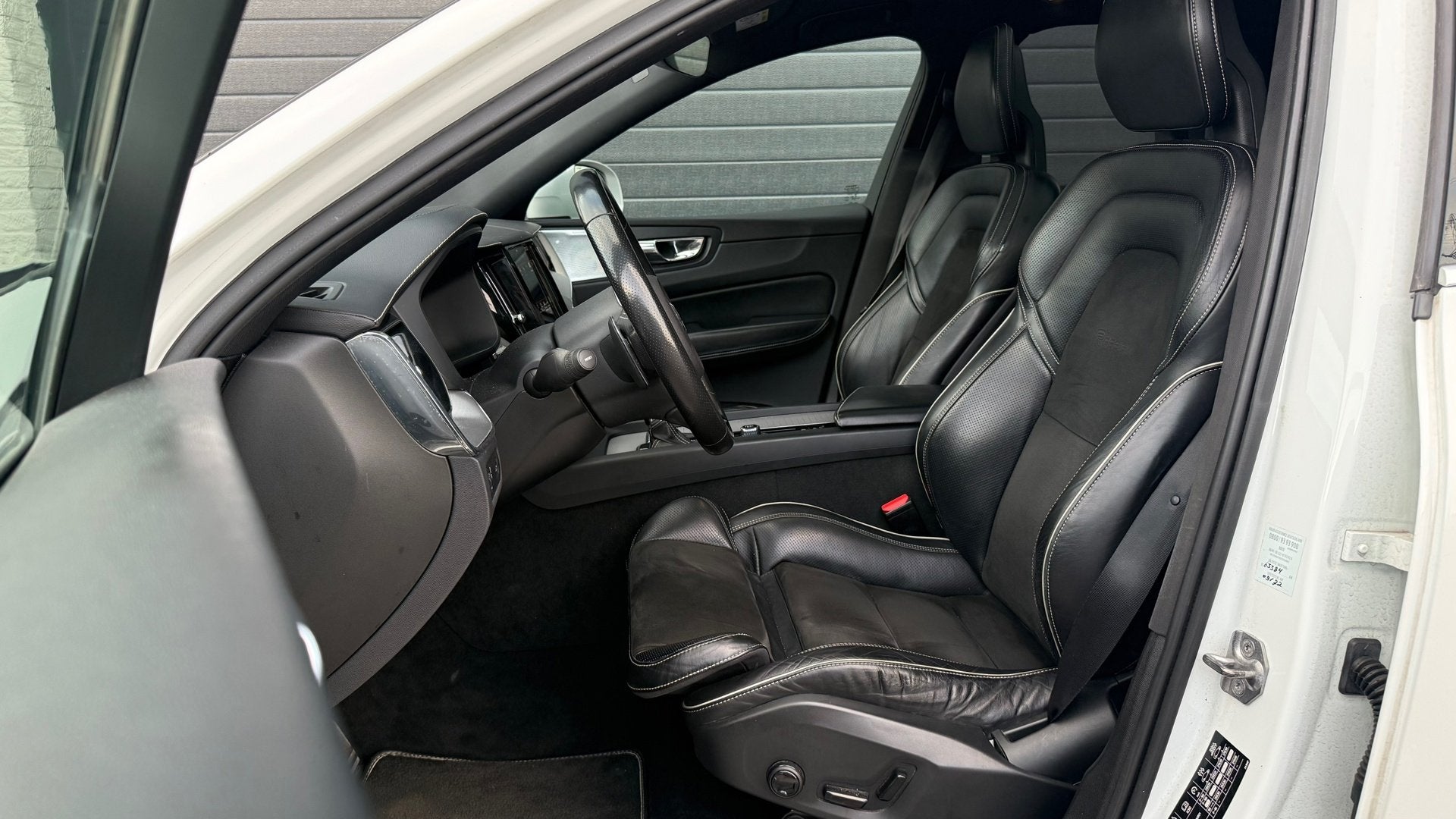 Volvo XC60 2.0 T6 AWD R-Design | Luchtvering | Pano | 360, Auto's, Gebruikt, 4 cilinders, 320 pk, Wit