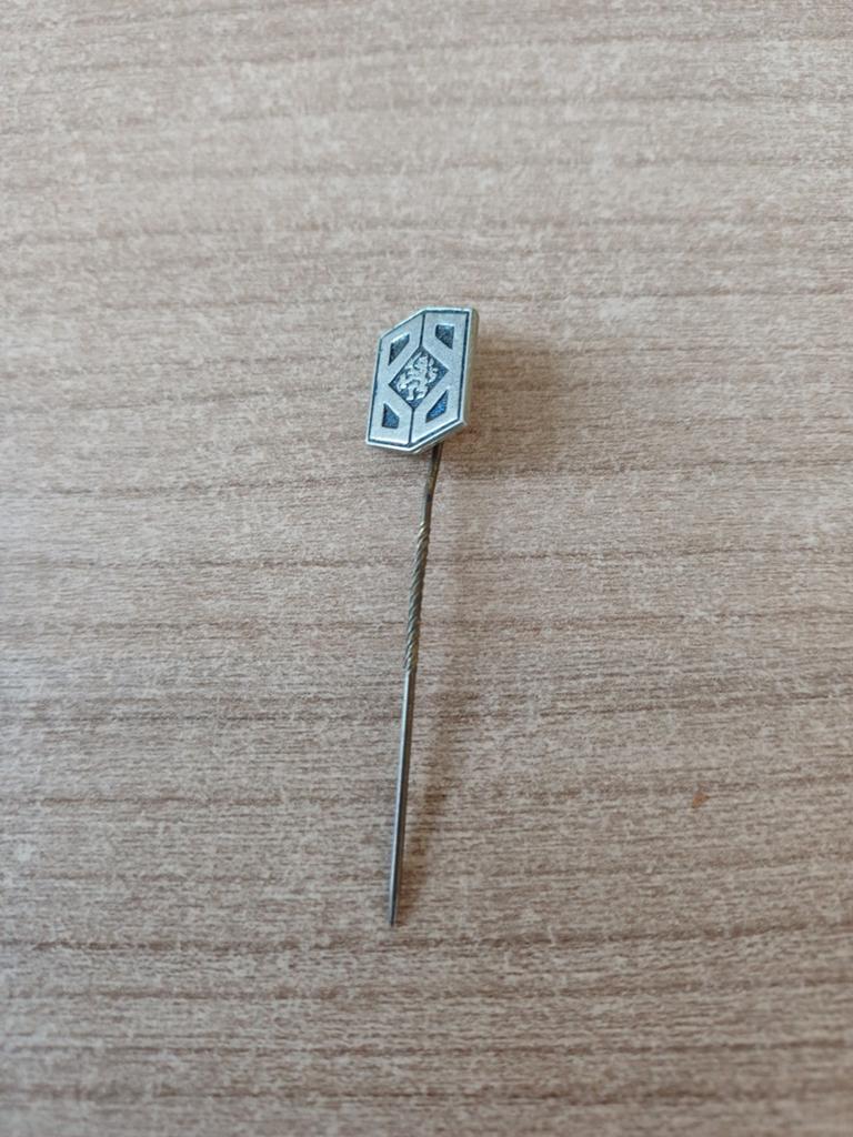Vintage Speldje B.B. 1940 Schildvormig met Gestileerde Leeuw, Ophalen of Verzenden, Gebruikt, Stad of Land, Speldje of Pin