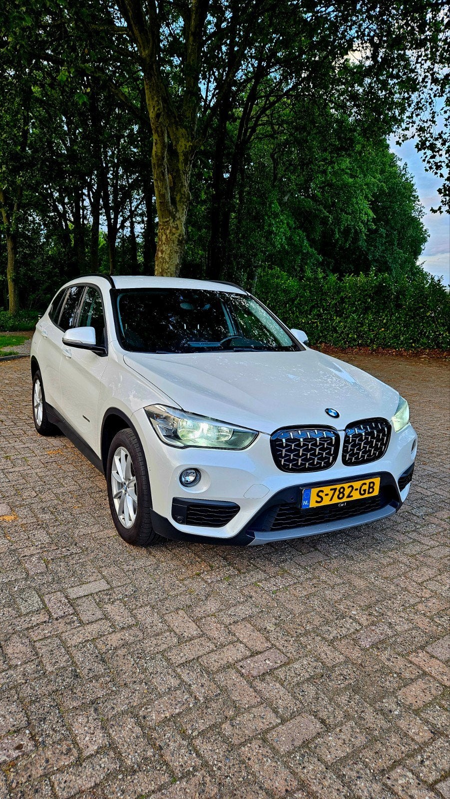 BMW X1 sDrive18i Advantage - CarPlay/Android Auto - Trekhaak, 136 pk, 1370 kg, Wit, 75 €/maand