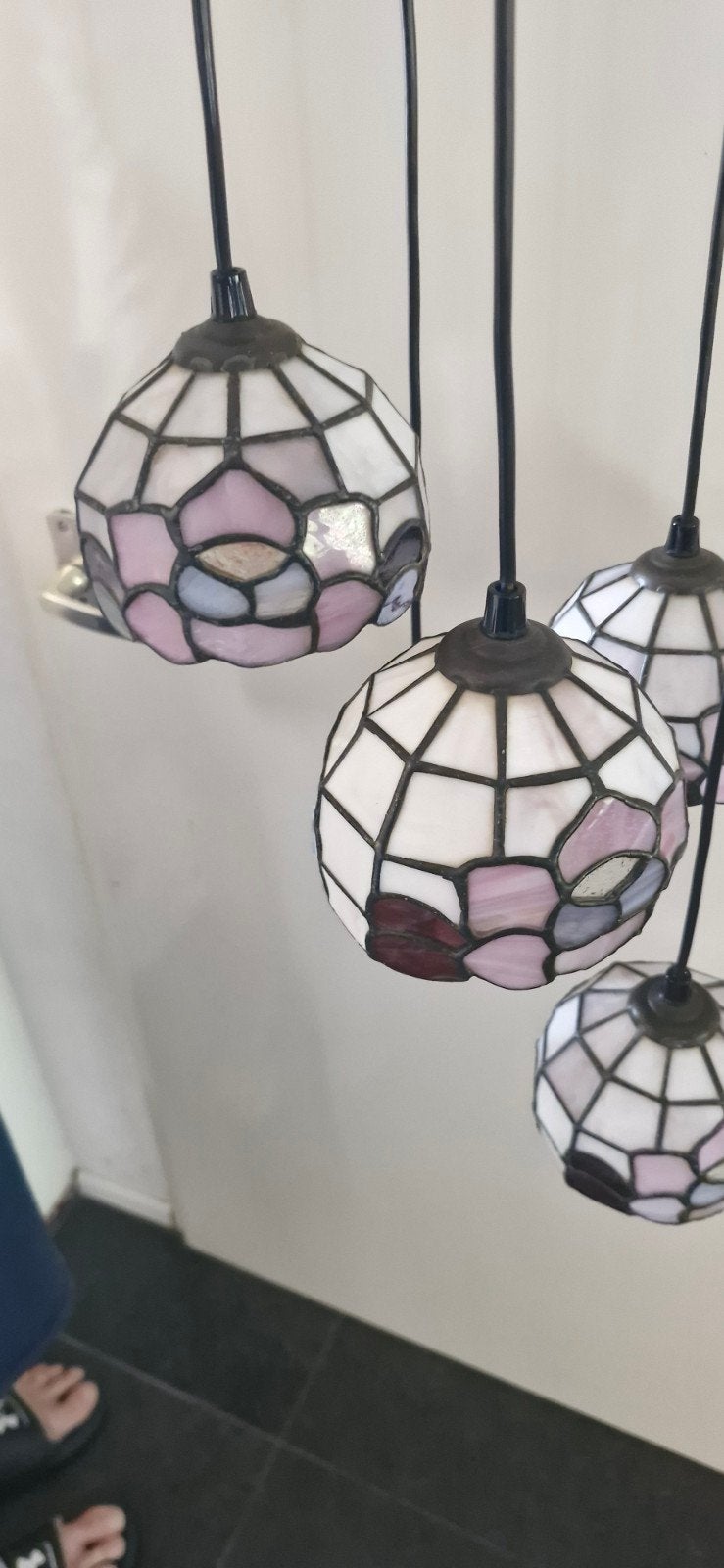 Ronde Tiffany stijl hanglamp met 5 verstelbare lengte lampen, Gebruikt, E14 (klein), Ophalen of Verzenden, Tiffany