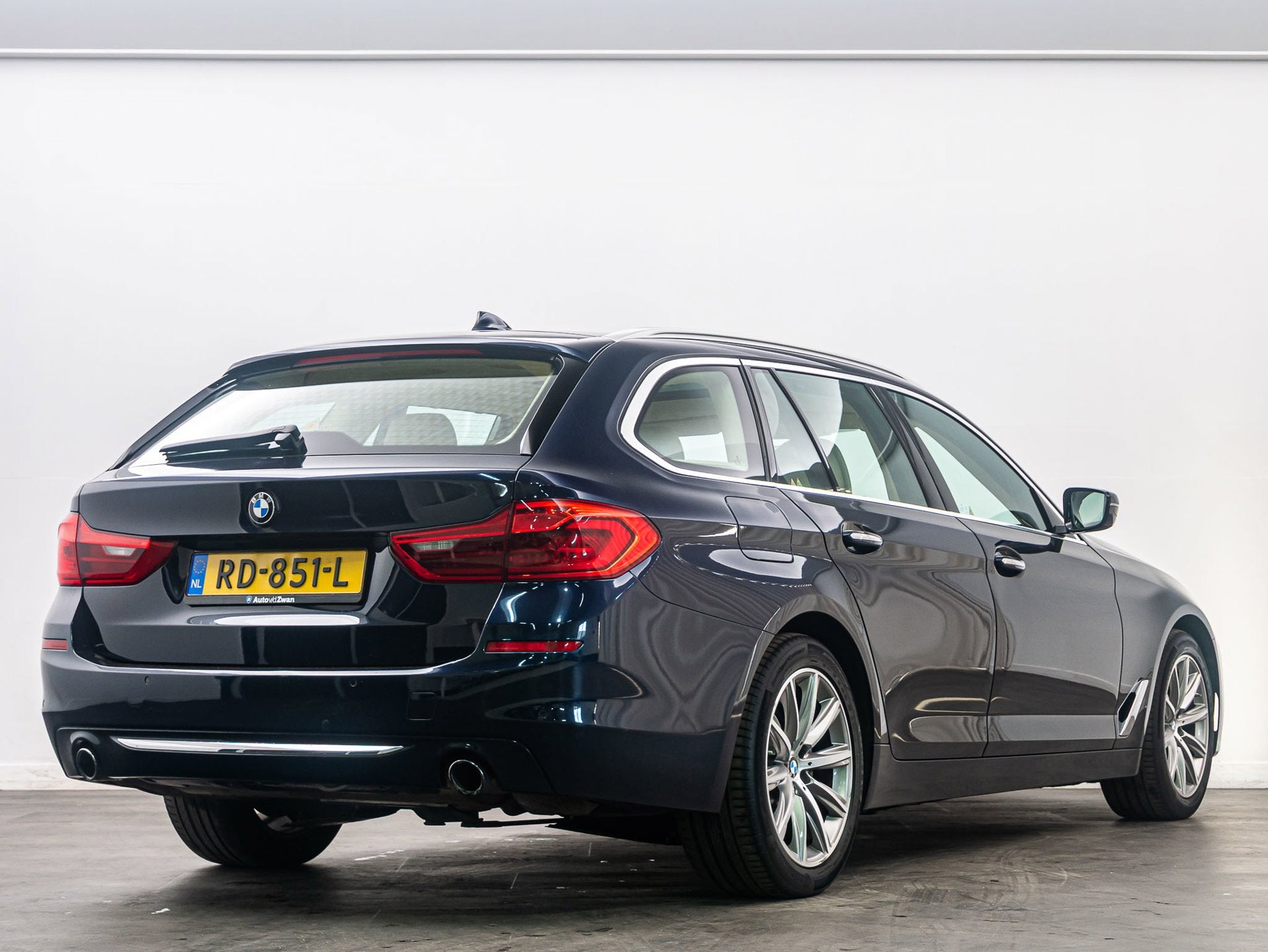 BMW 5-serie Touring 520i High Executive Luxury Line Pano, Auto's, BMW, Automaat, 1998 cc, Achterwielaandrijving, Gebruikt