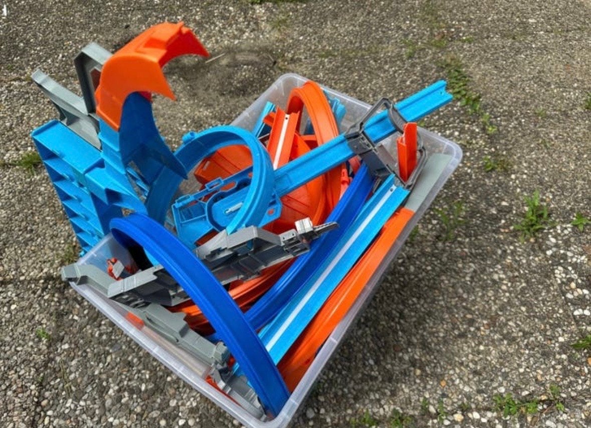 Grote doos Hot Wheels baanonderdelen, Kinderen en Baby's, Speelgoed | Racebanen, Ophalen, Racebaan, Zelf te bouwen, Zo goed als nieuw