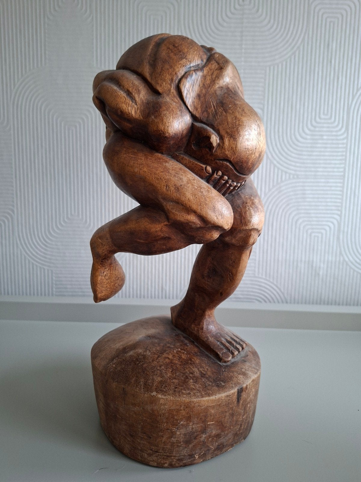 Houten sculptuur van de huilende boeddha, Ophalen of Verzenden, 20 - 50 cm, Beeld, Hout