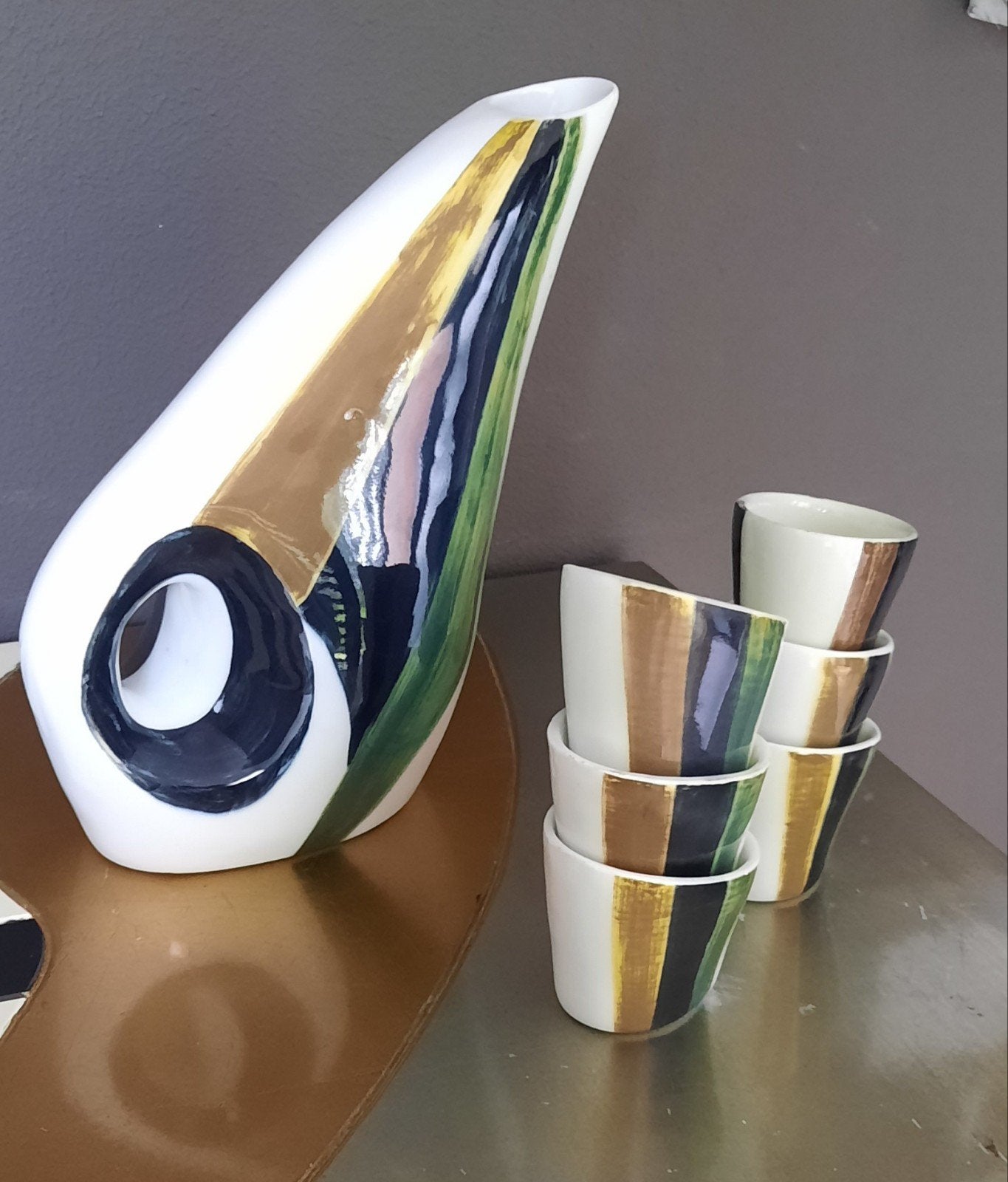 Gestyleerde vogel/toekan schenkkan met bekertjes, Antiek en Kunst, Ophalen of Verzenden, Object, Genummerd